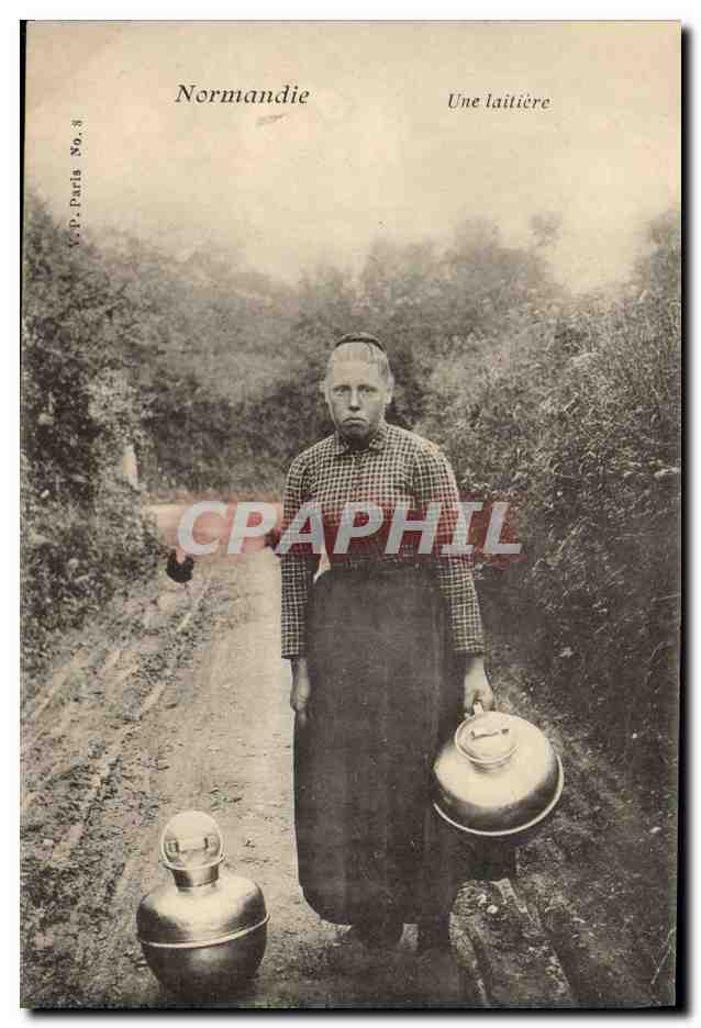 CPA Folklore Normandie Une laitiere