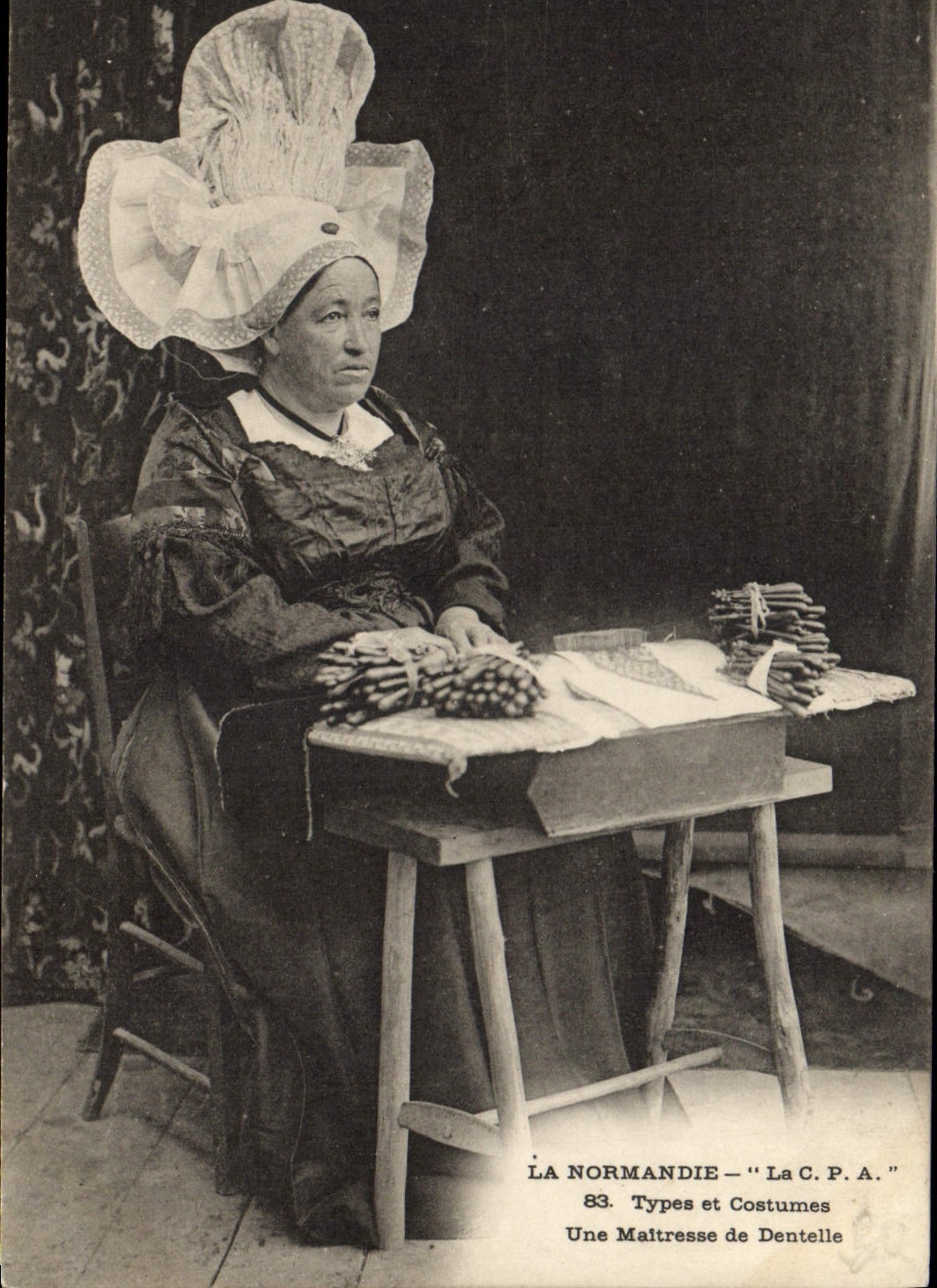 CPA Folklore Normandie Une maitresse en dentelle 