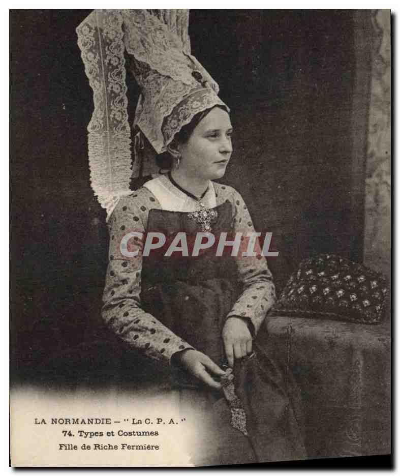 CPA Folklore Normandie Fille de riche fermiere