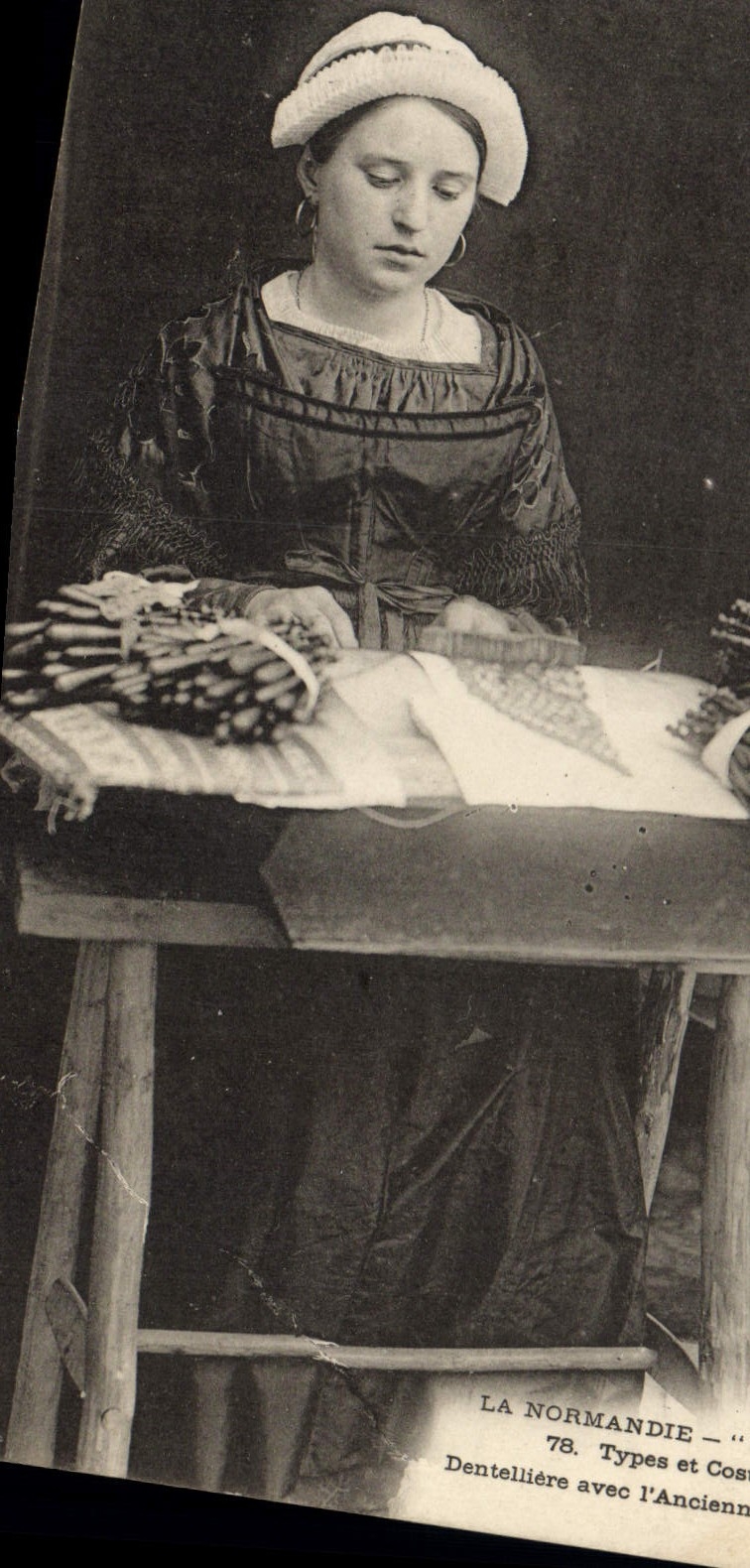 CPA Folklore Normandie Dentelliere avec l'ancienne bonnette