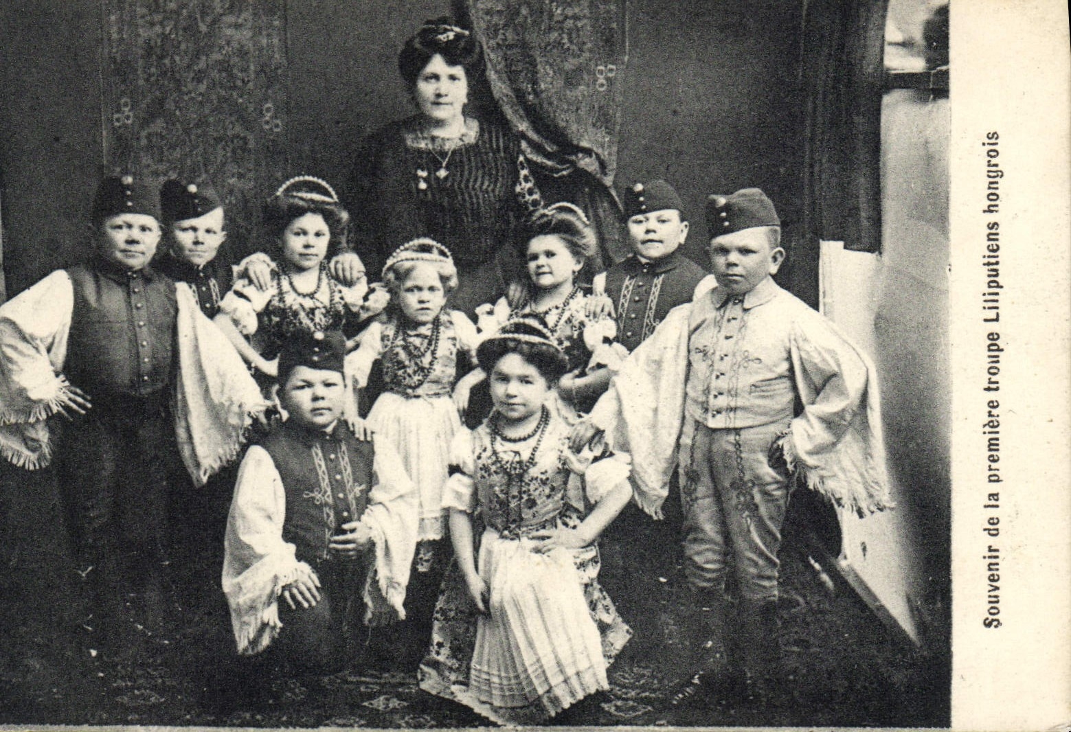 CPA Nain Nains Souvenir de la premiere troupe Liliputiens Hongrois Hongrie 