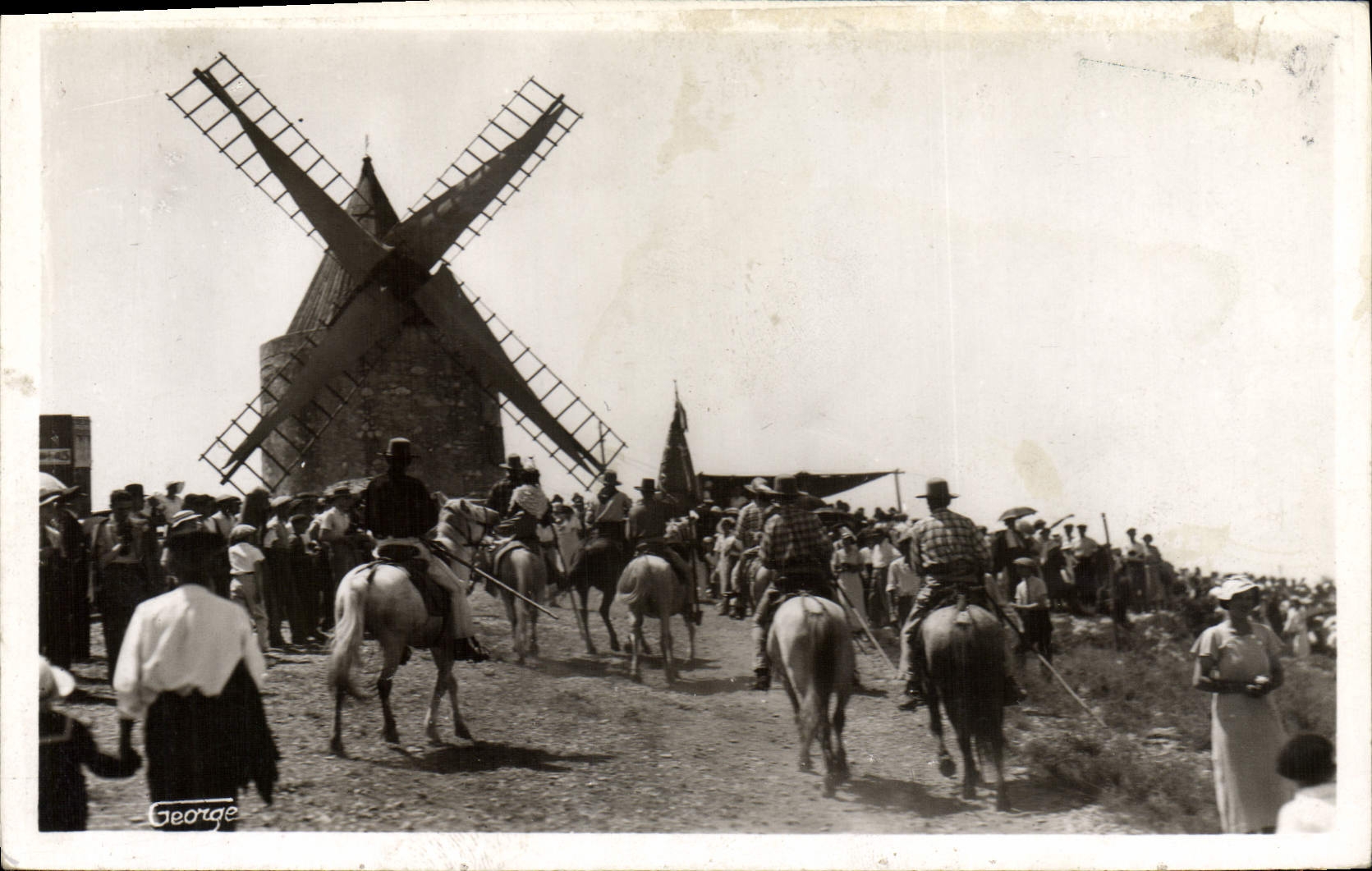 Les gardians de Camargue montent au moulin de Daudét — Fontvieille (Bouches-du-Rhône) — Photo George