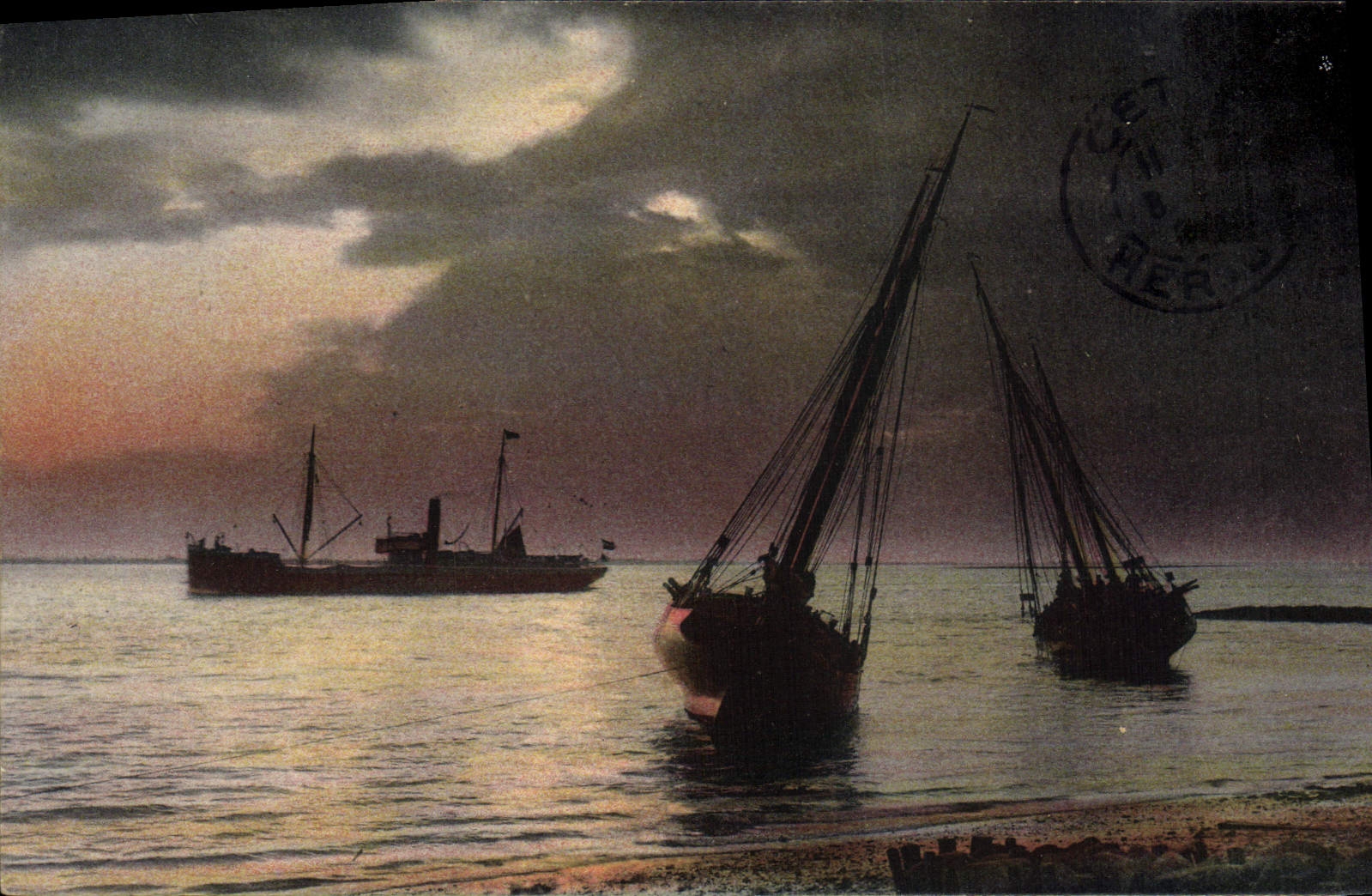 Bateaux au coucher du soleil — vue de la côte — éditeur non identifié