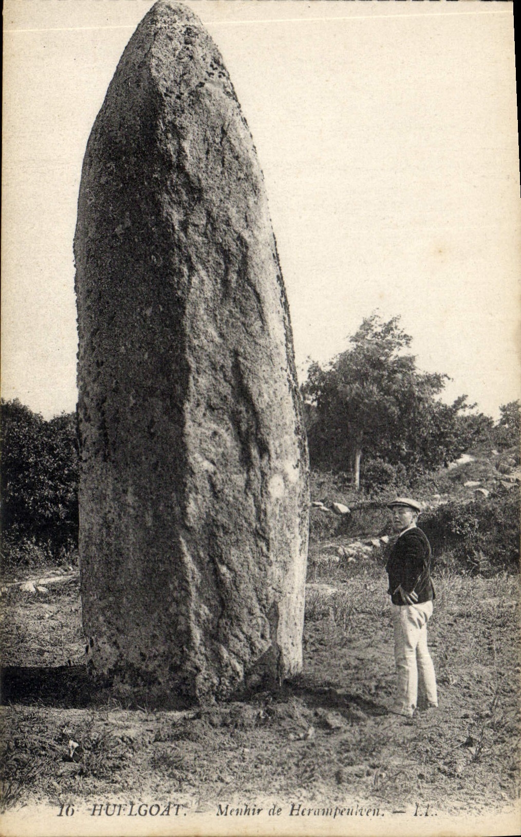 CPA Dolmen Menhir Huelgoat Menhir de Herampeulven