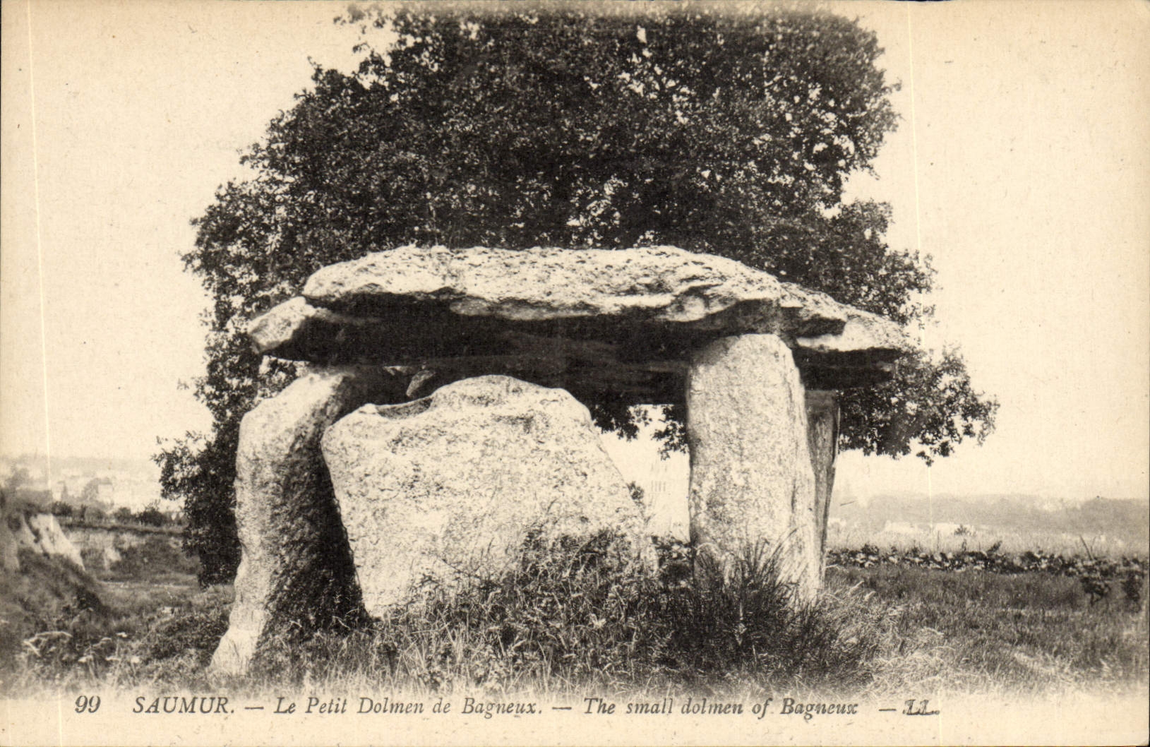 CPA Dolmen Menhir Saumur Le petit dolmen de Bagneux 