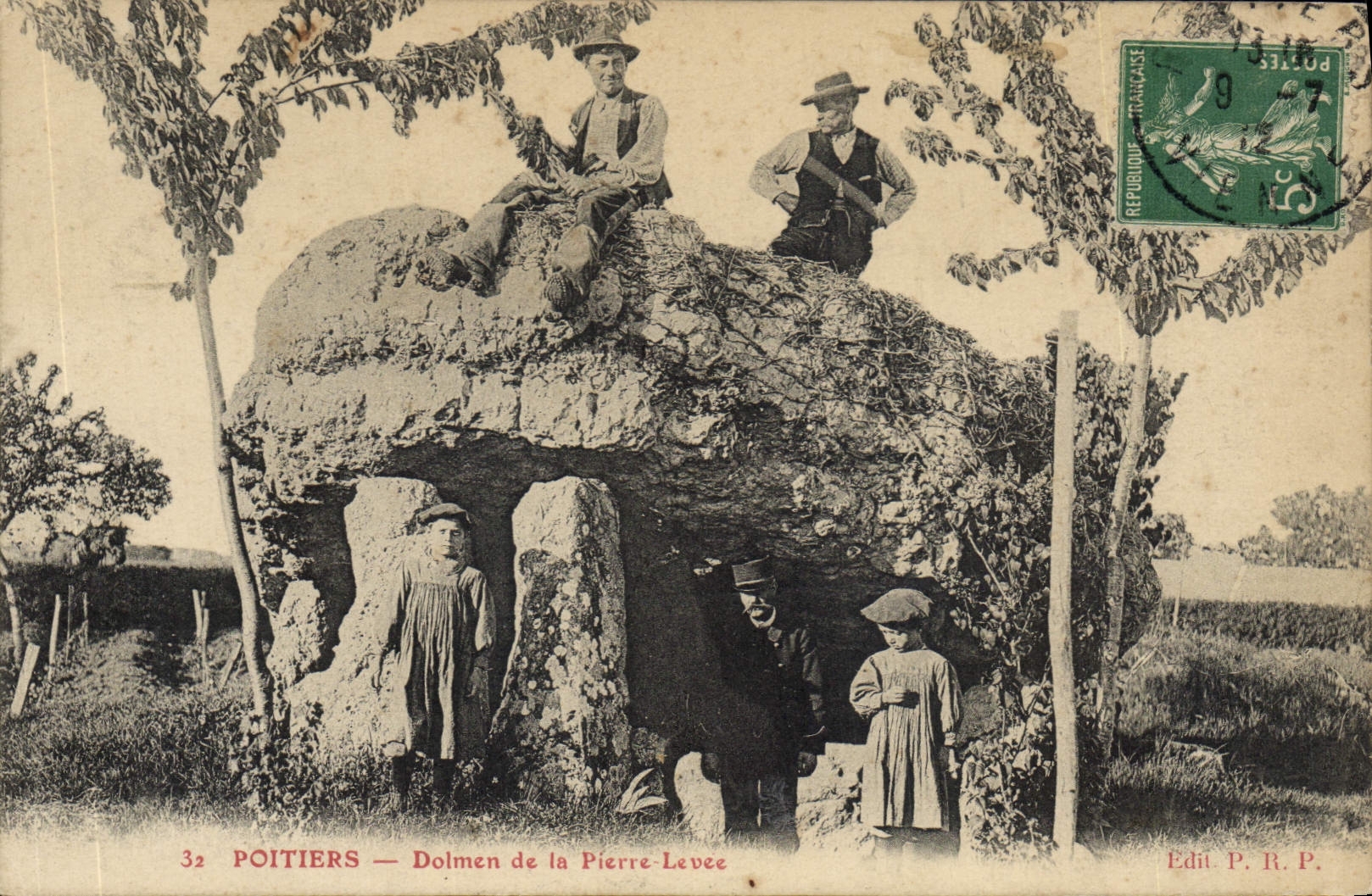 Poitiers — Dolmen de la Pierre-Levee — Edit. P. R. P.