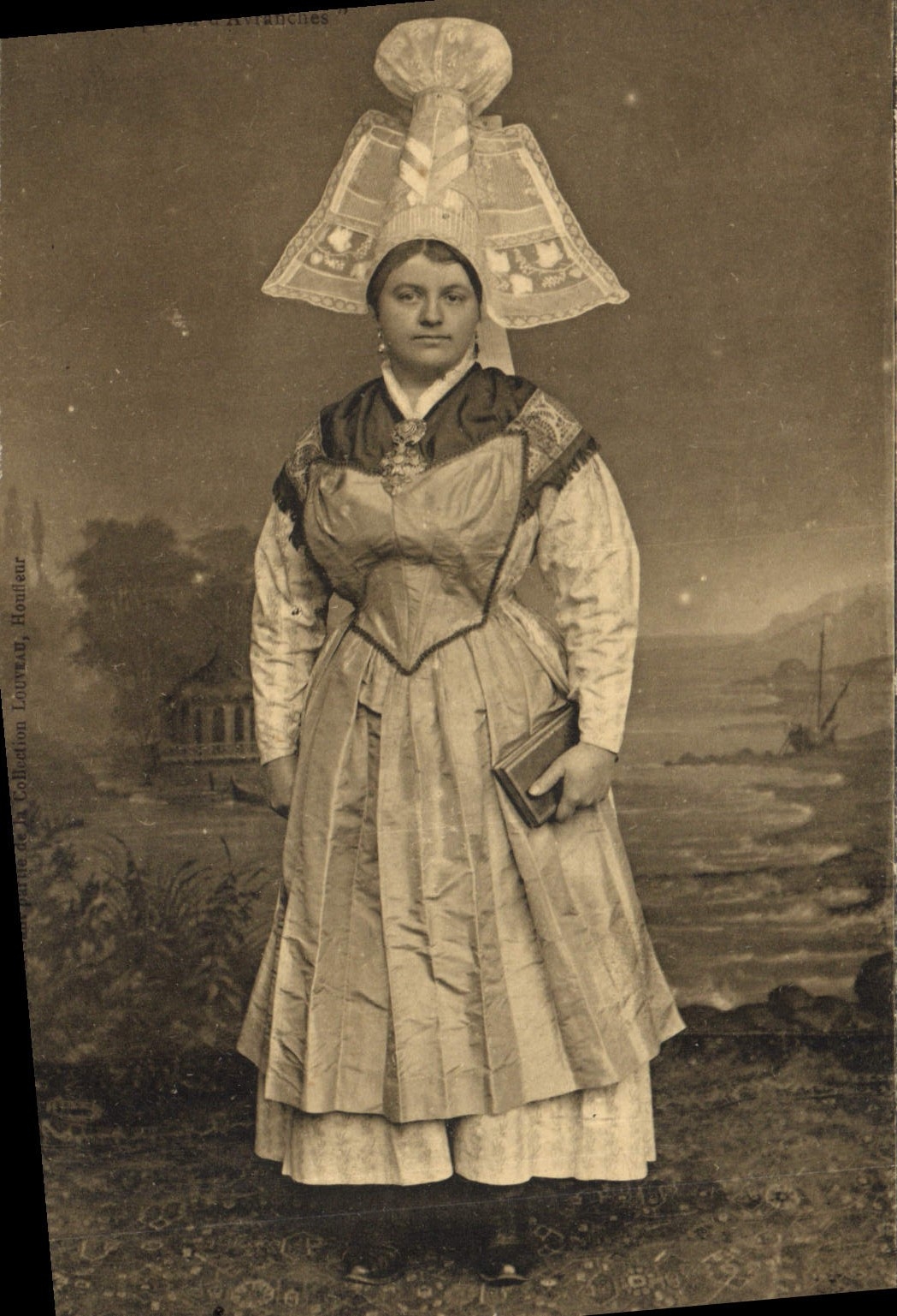 CPA Folklore Le papillon d'Avranches 
