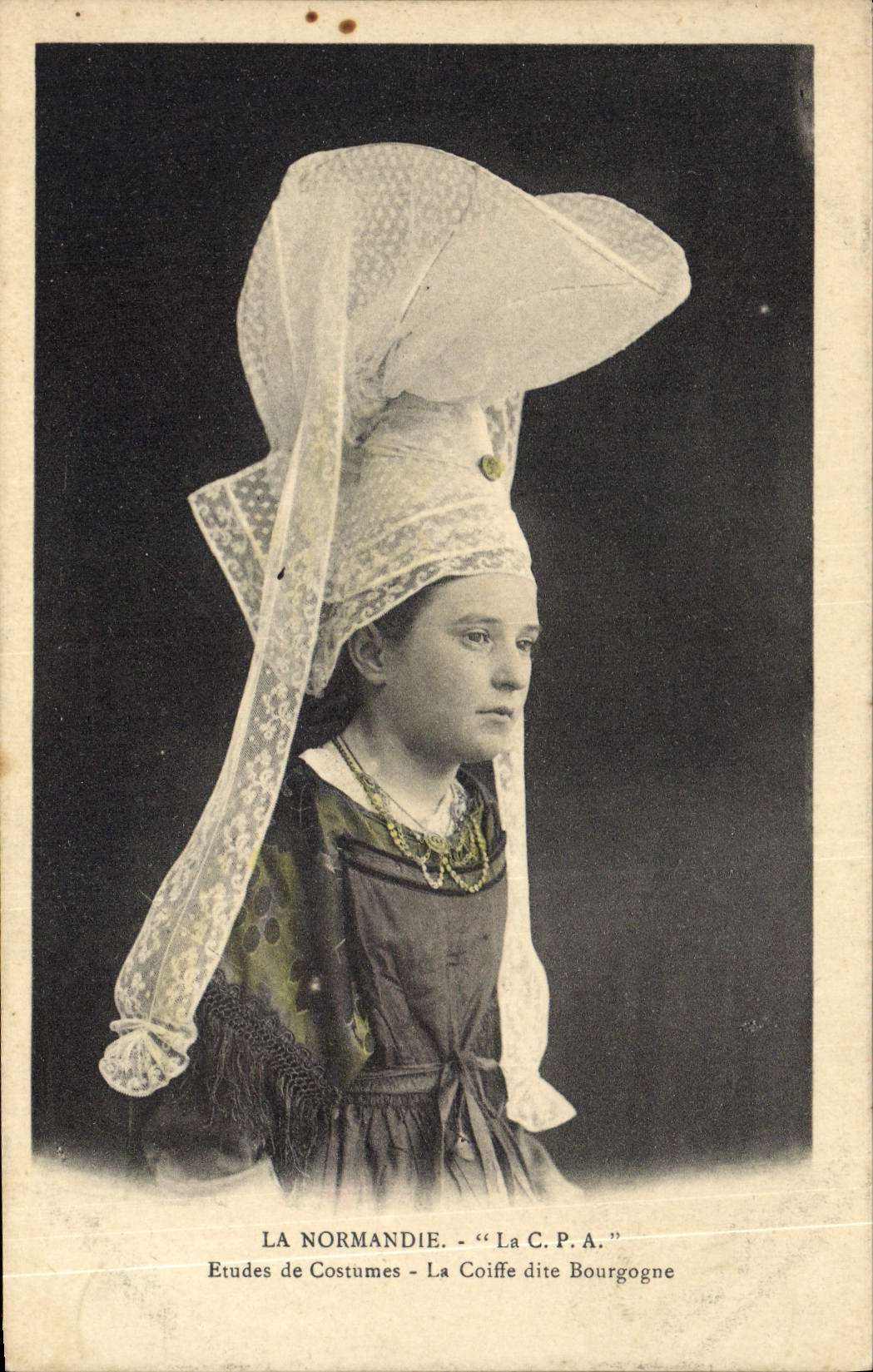 CPA Folklore La coiffe dite Bourgogne 