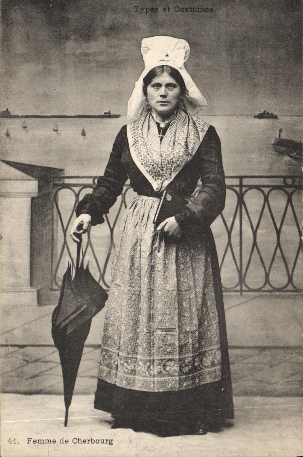 CPA Folklore Normandie Femme de Cherbourg