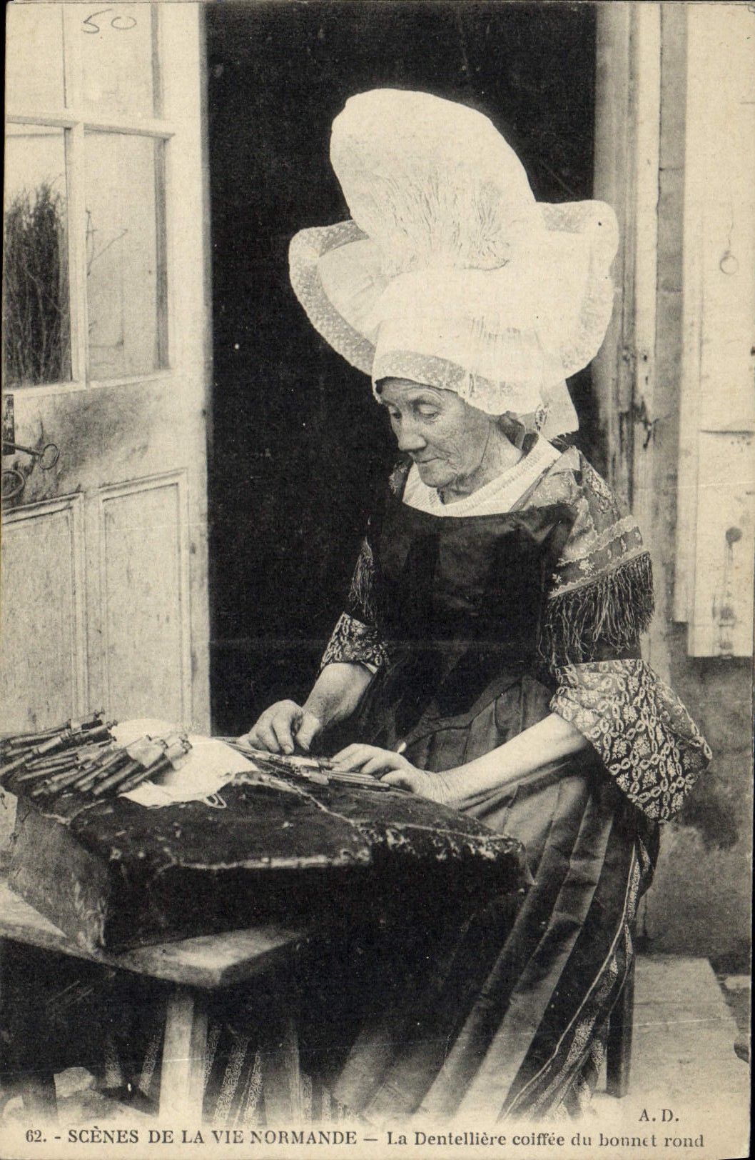 CPA Folklore Normandie La dentelliere coiffee du bonnet rond 