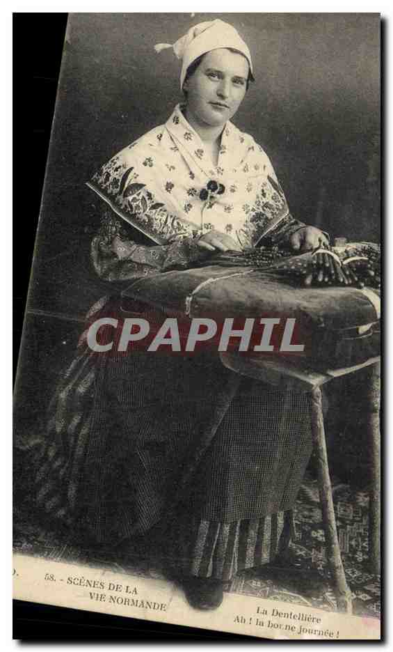 CPA Folklore La dentelliere Normandie 
