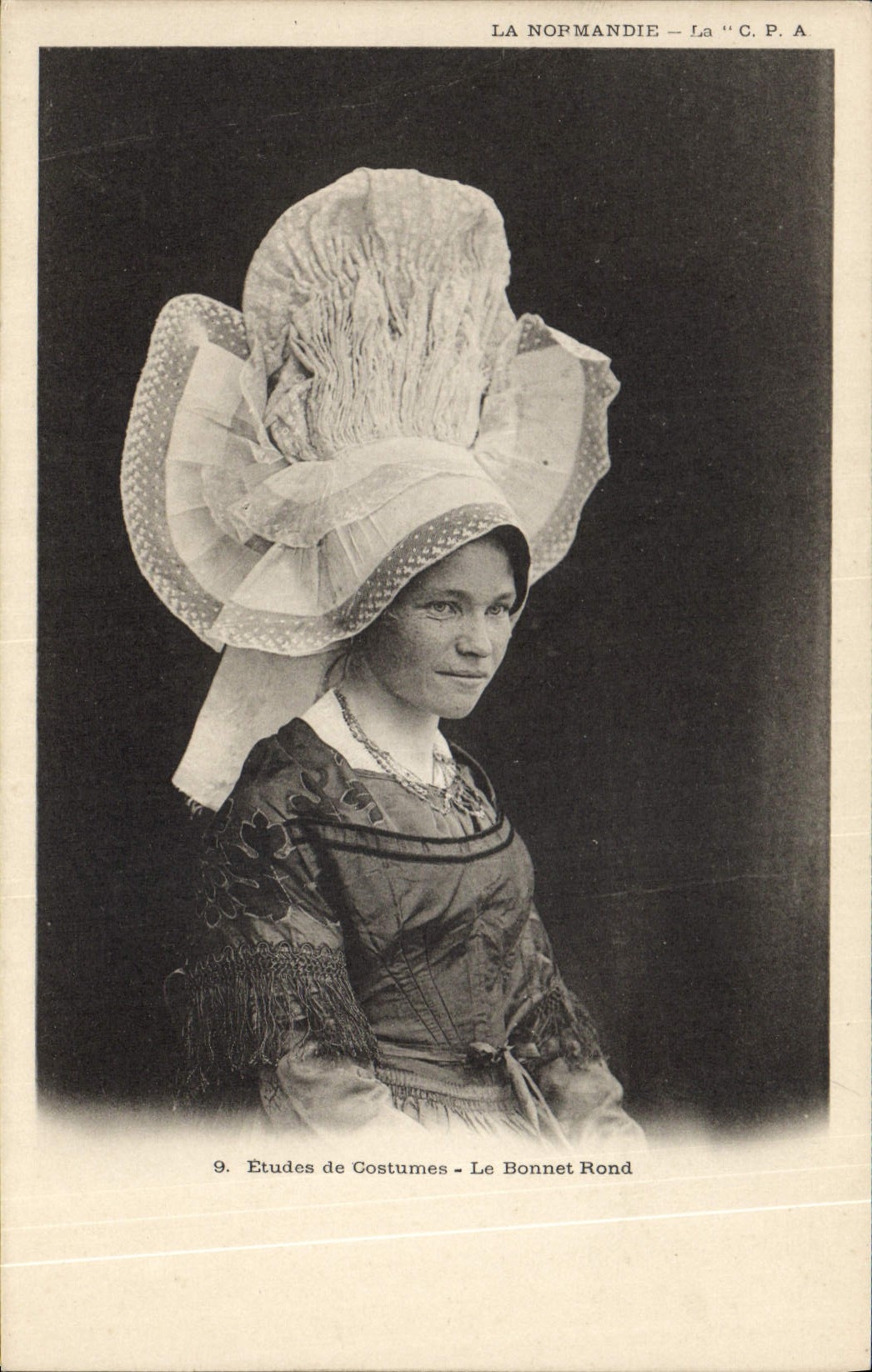 CPA Folklore Le bonnet rond Normandie 