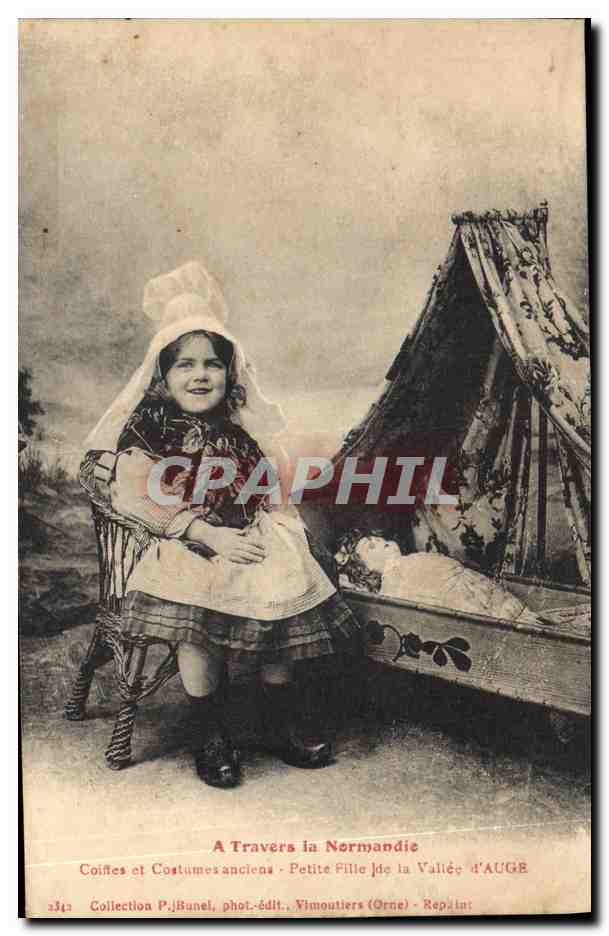 CPA Folklore Normandie Petite fille de la vallee d'Auge Poupee
