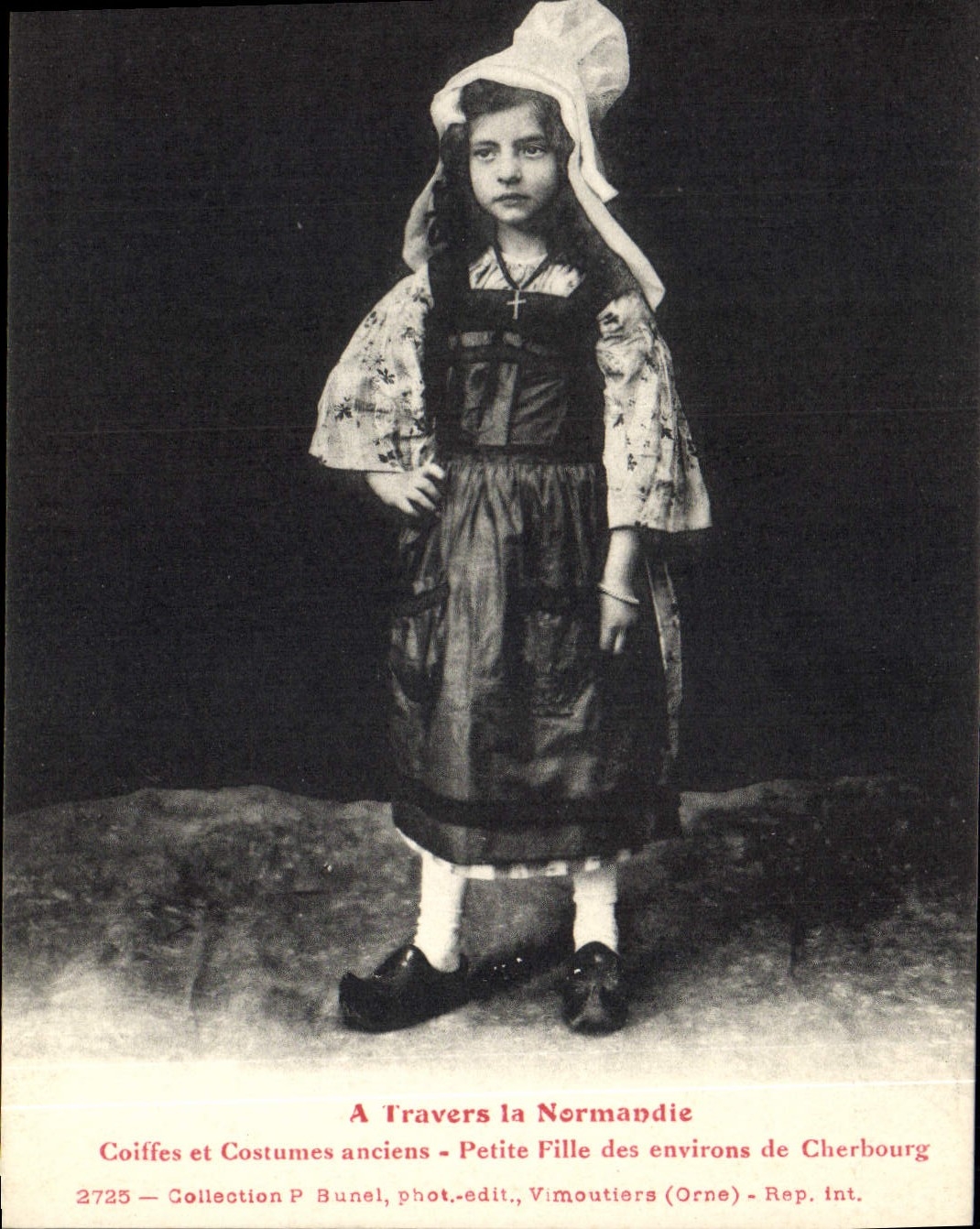 CPA Folklore Normandie Petite fille des environs de Cherbourg