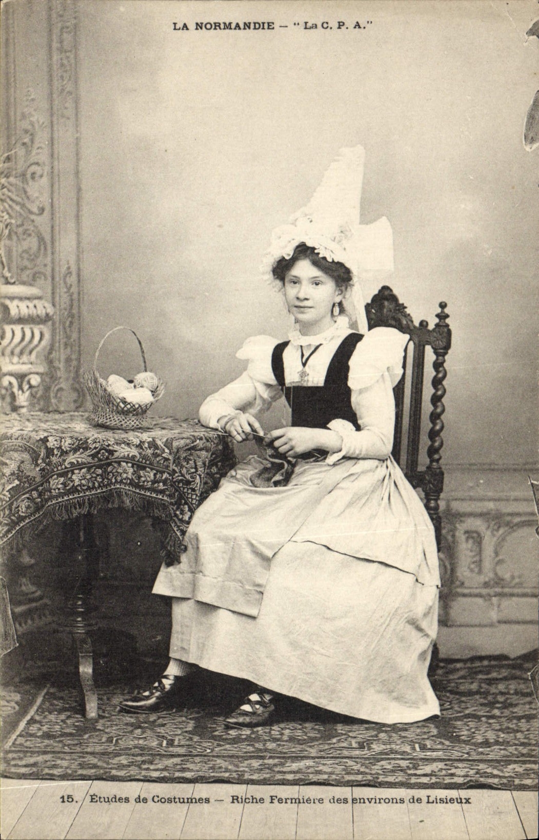 CPA Folklore Normandie Riche fermiere des environs de Lisieux