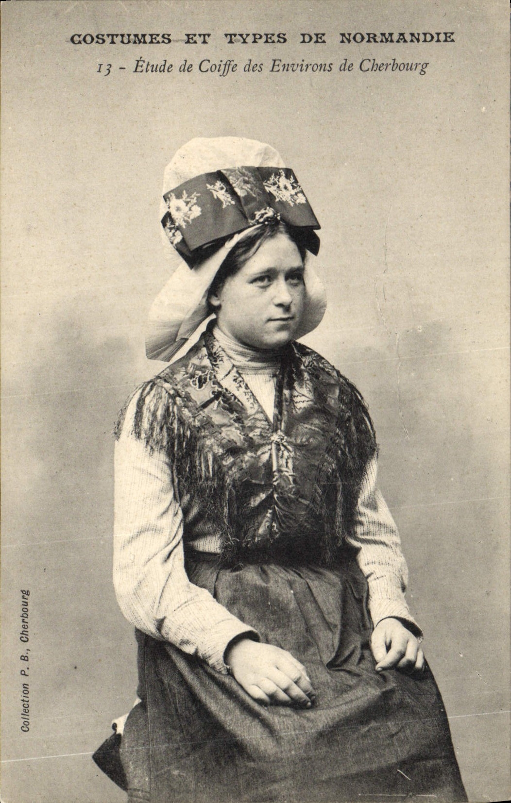 CPA Folklore Normandie Etude de coiffe des environs de Cherbourg