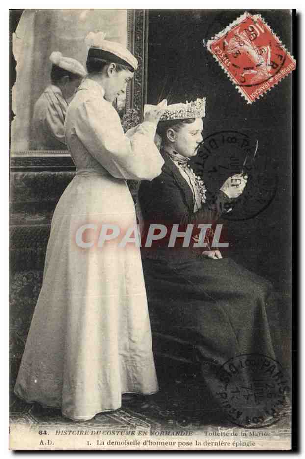 CPA Folklore Normandie Toilette de la mariee Mariage La demoiselle d'honneur pose la derniere epingle 