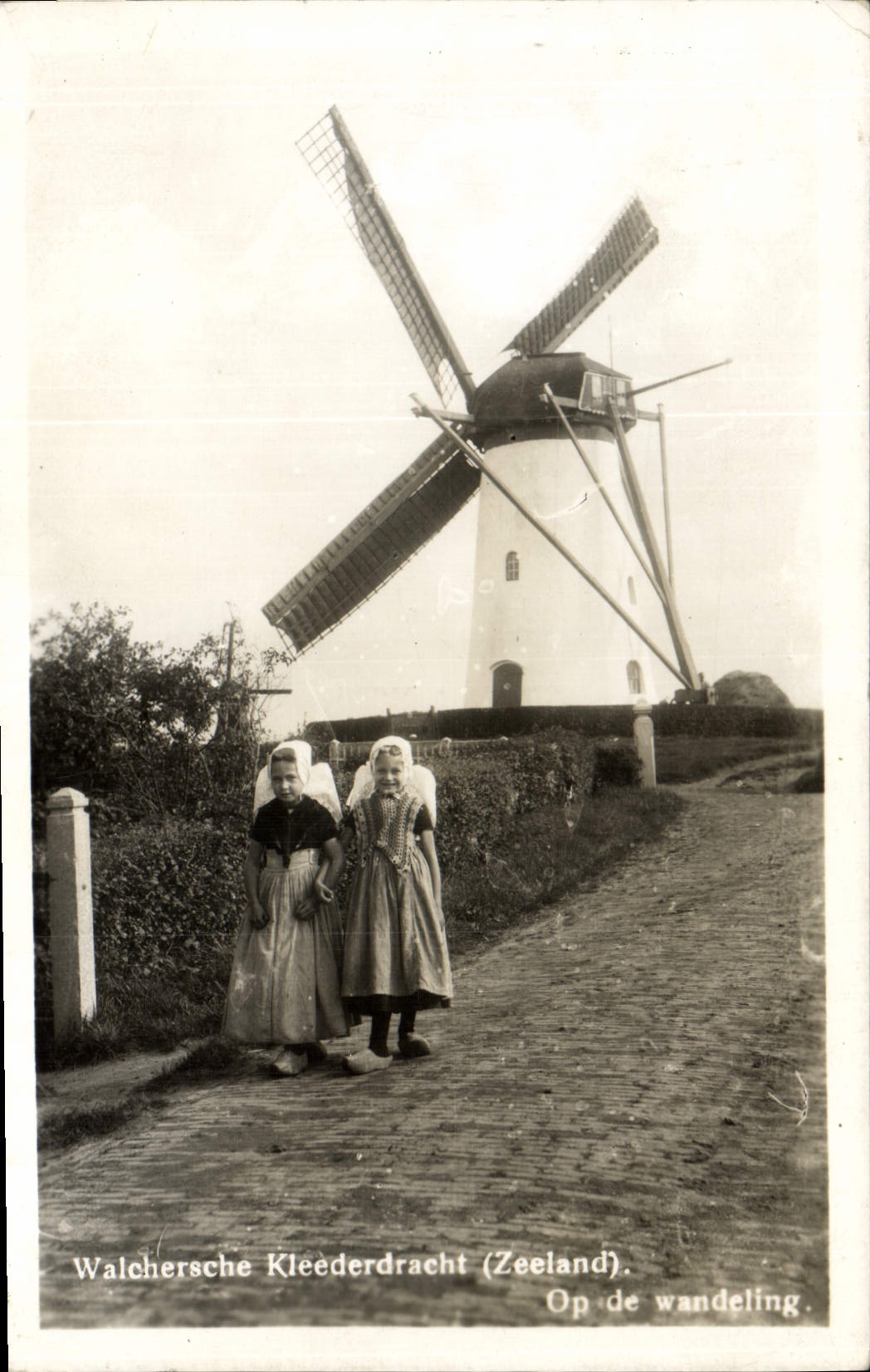 Walchersche Kleederdracht (Zeeland) — Op de wandeling — CPAPHIL