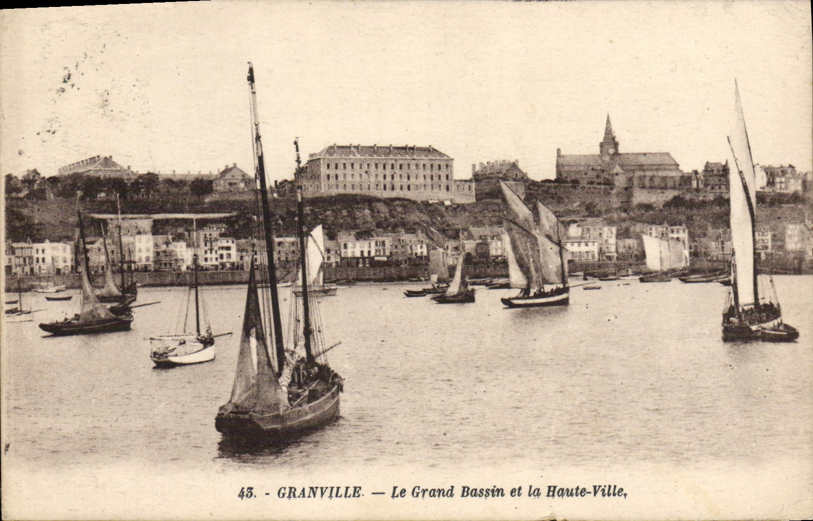 Granville — Le Grand Bassin et la Haute-Ville — Edition A. Bernard, n°43