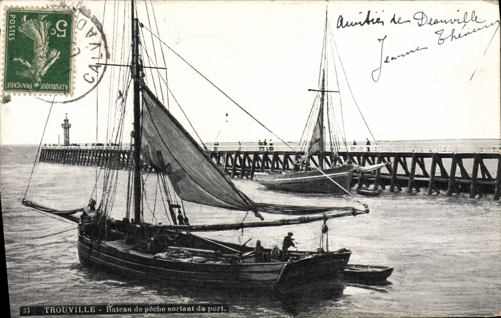Trouville - Bateau de pêche sortant du port — éditeur Aquua-Photo L.V. & Cie, n°33