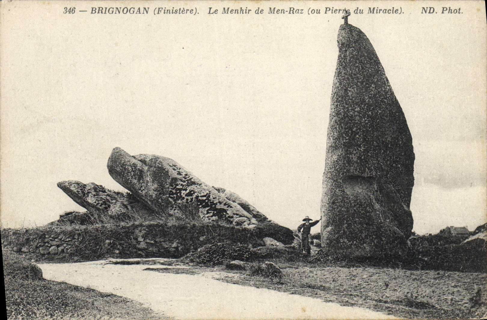 CPA Menhir Dolmen Brignogan Le menhir de Men Raz ou Pierre du Miracle 