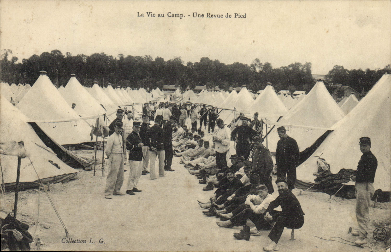 CPA Militaria La vie au camp Une revue de pied 