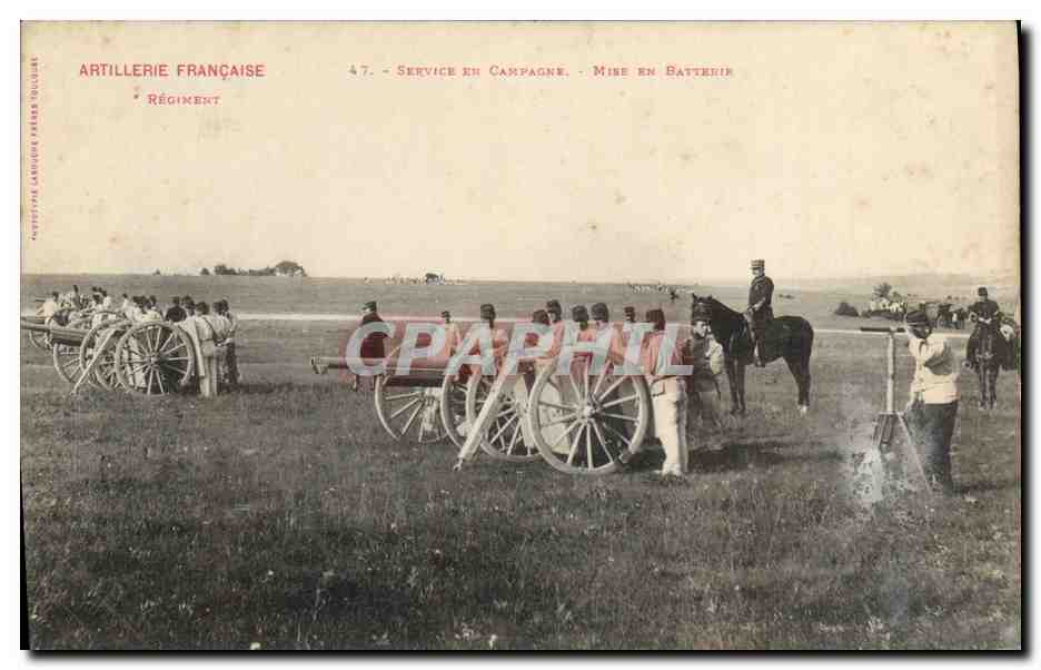 CPA Militaria Service en campagne Mise en batterie 