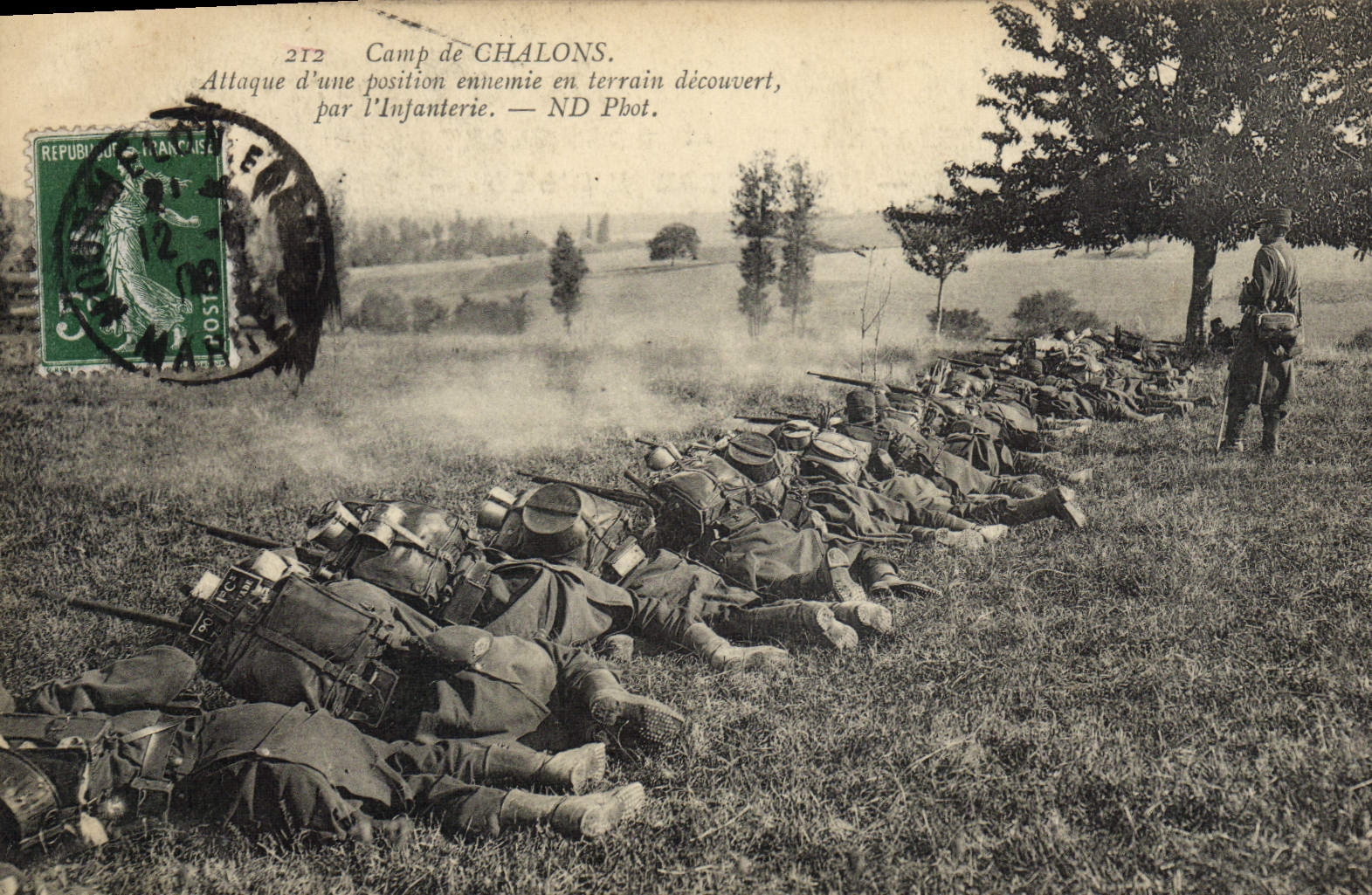 CPA Militaria Camp de Chalons Attaque d'une position en terrain decouvert par l'infanterie 
