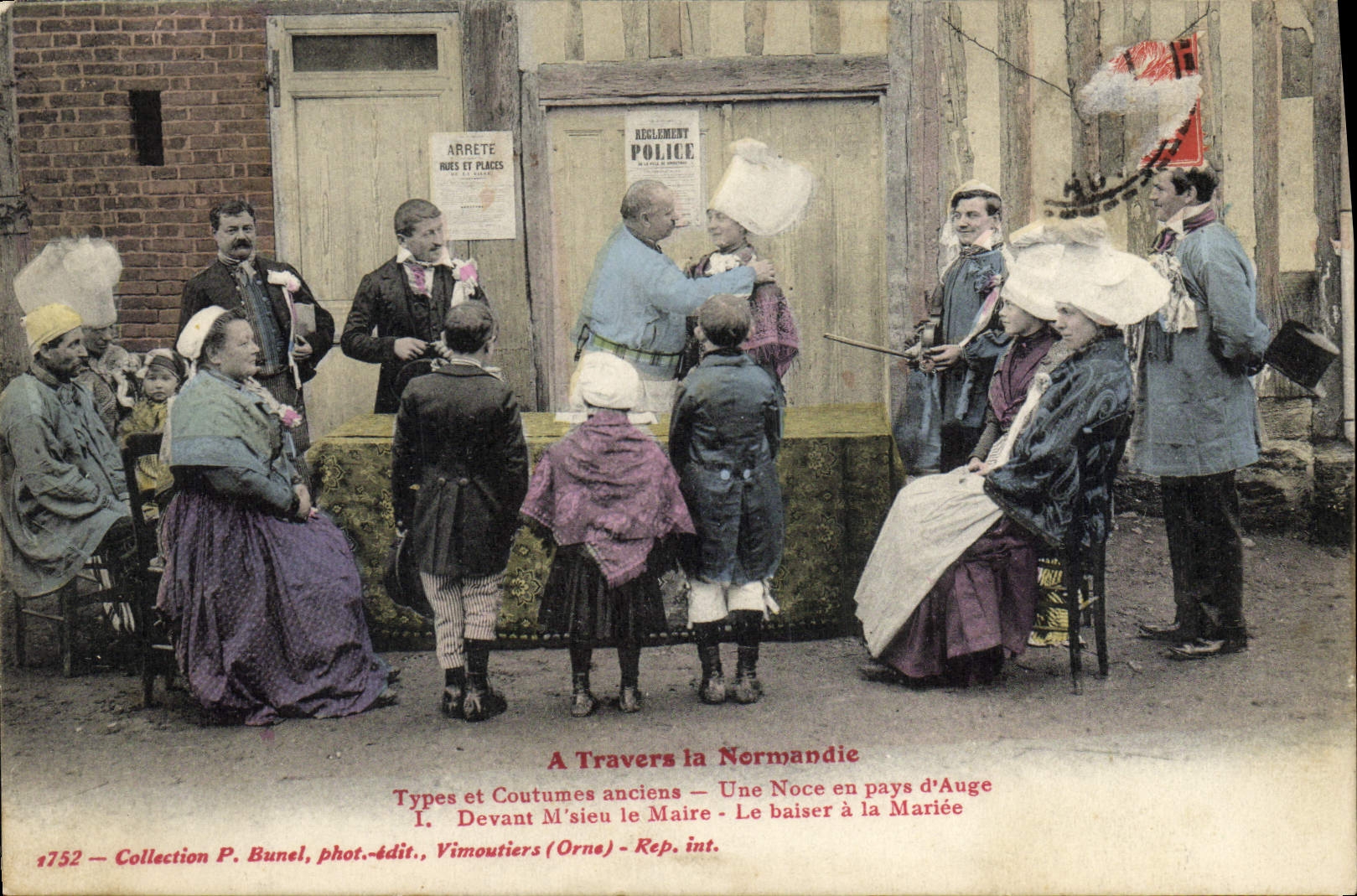 CPA Folklore Normandie Une noce en pays d'Auge Le baiser a la mariee 