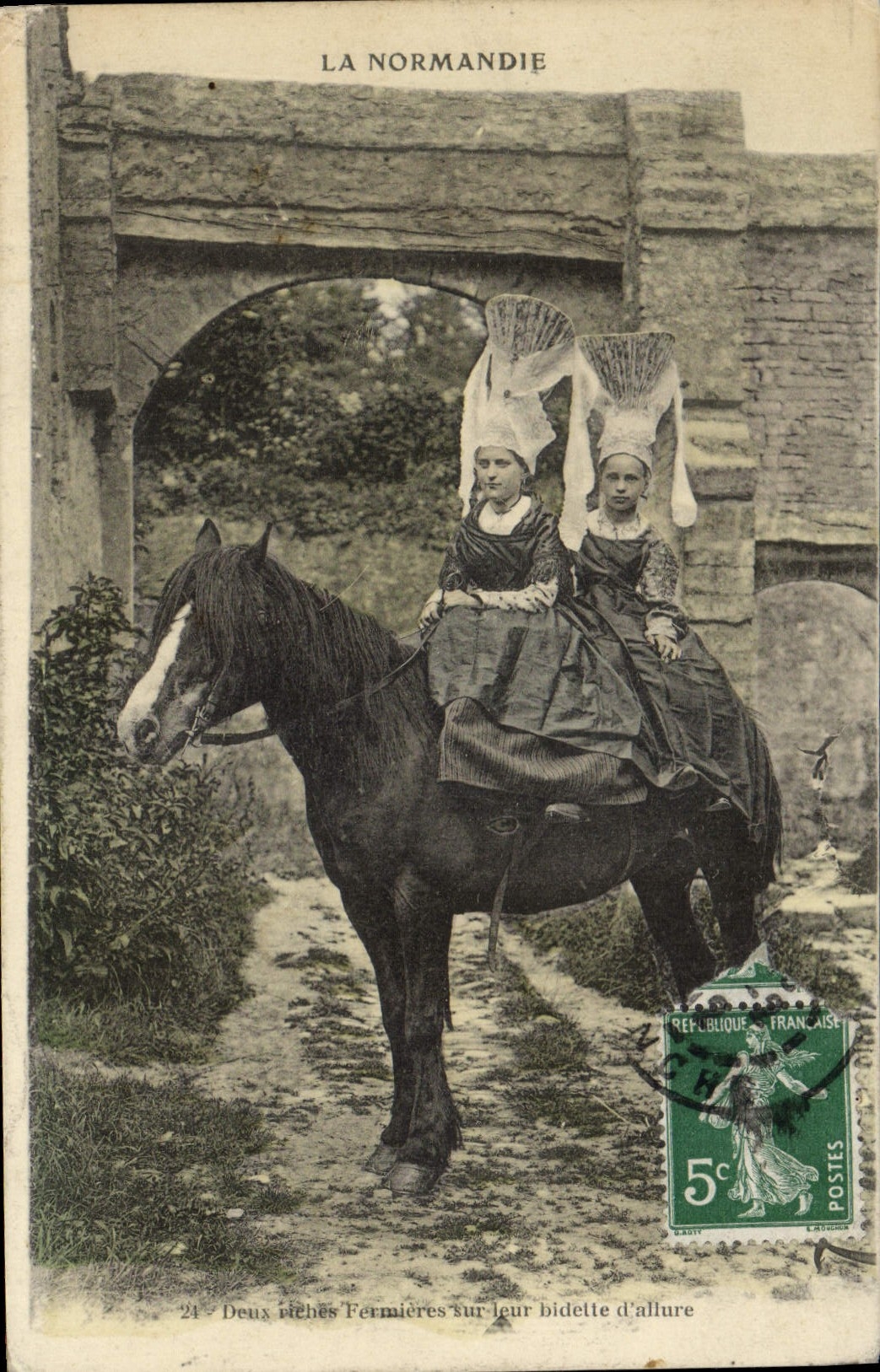 CPA Folklore Normandie Deux riches fermieres sur leur bidette d'allure Cheval 