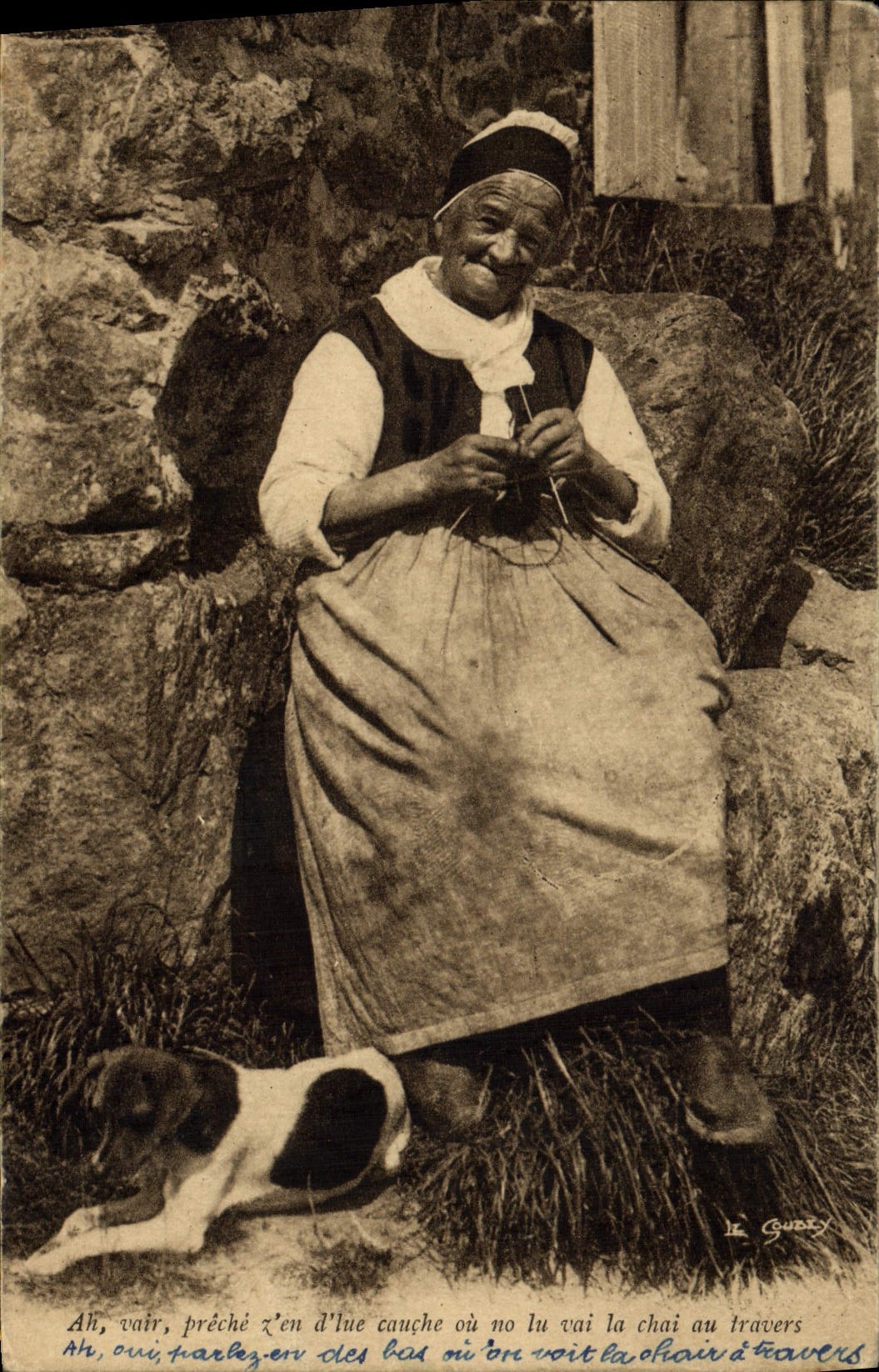 CPA Folklore Normandie Femme Chien