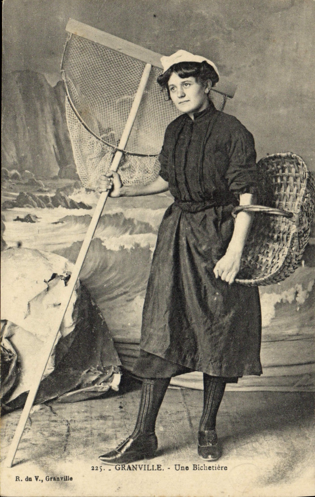 CPA Folklore Granville Une Bichetiere