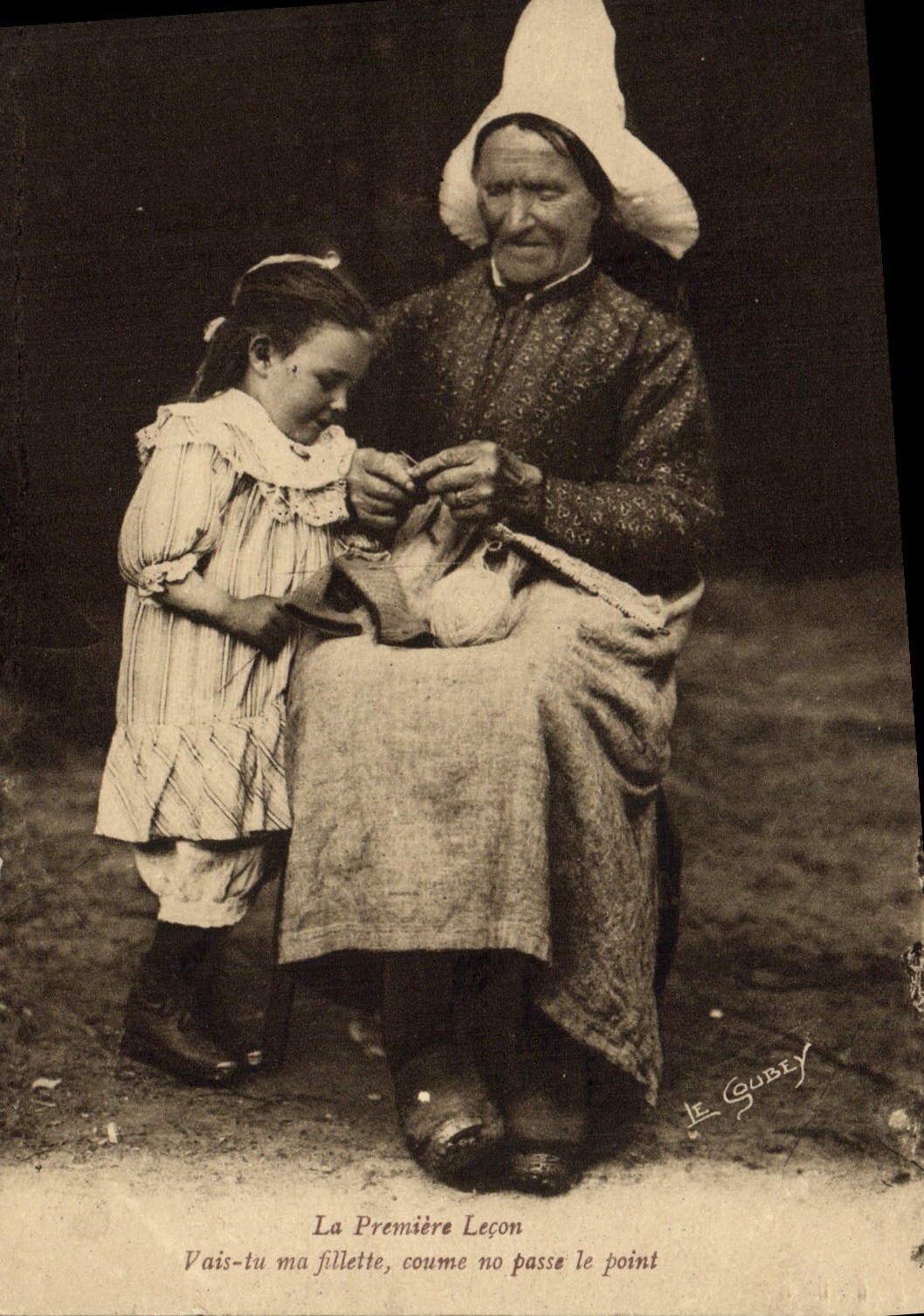 CPA Folklore Femme Enfant La premiere lecon 