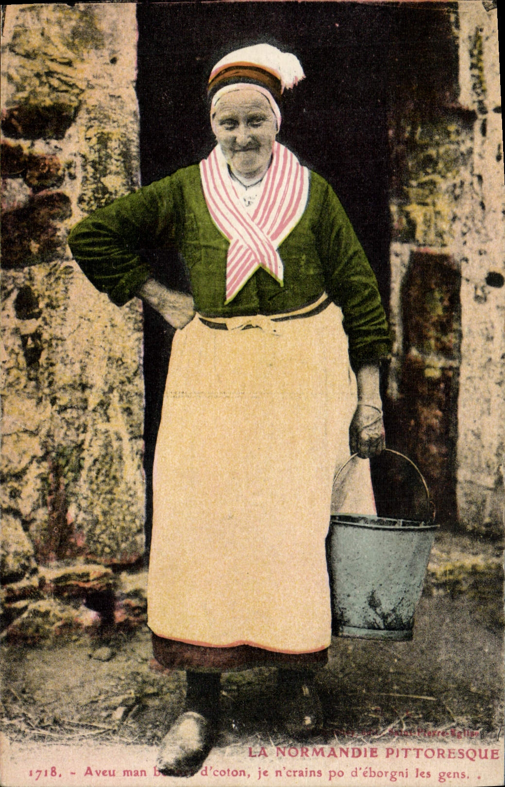 CPA Folklore Femme Normandie