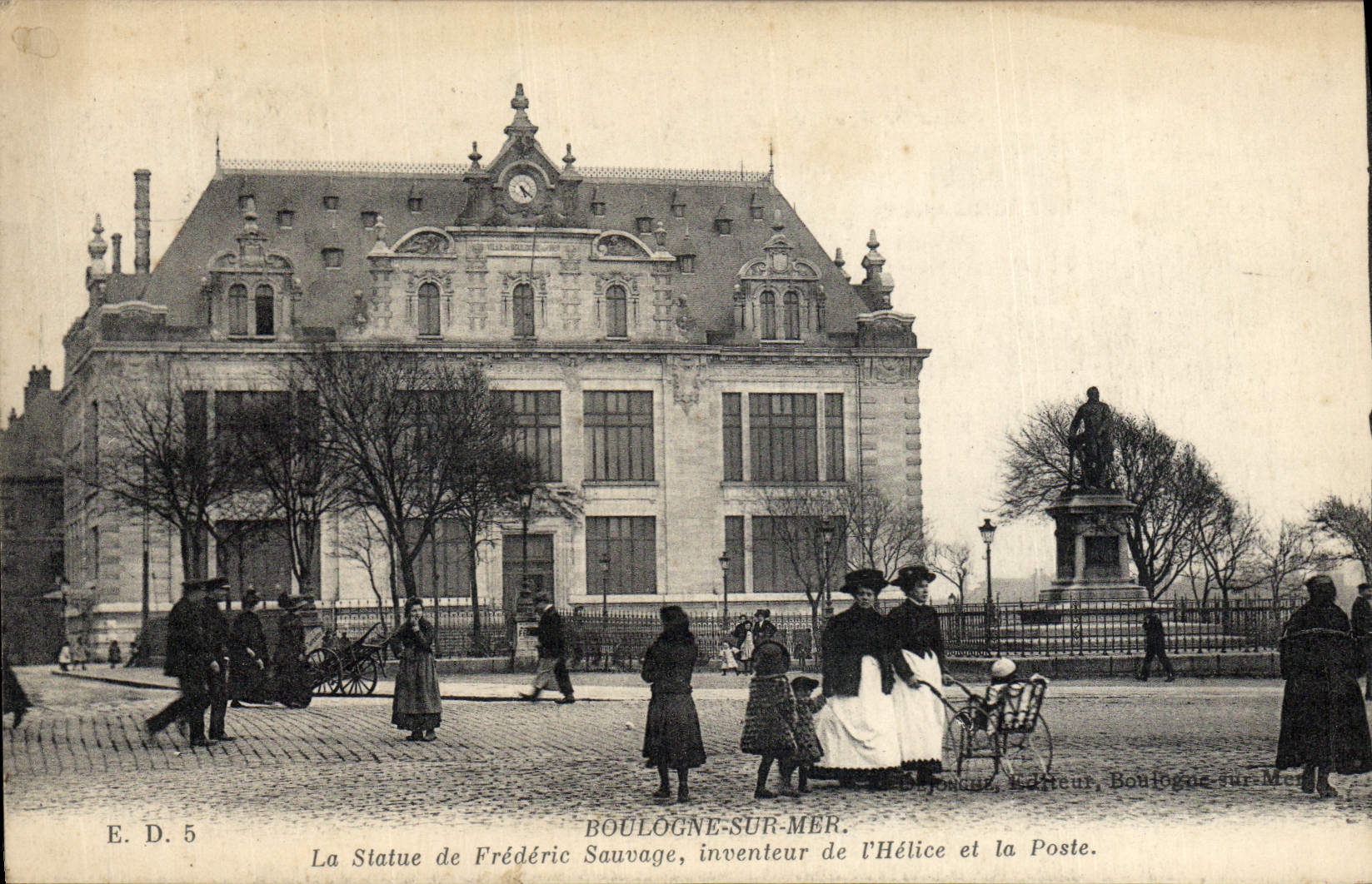 CPA Hotel des Postes Boulogne sur Mer La statue de Frederic Sauvage inventeur de l'helice et la Poste 