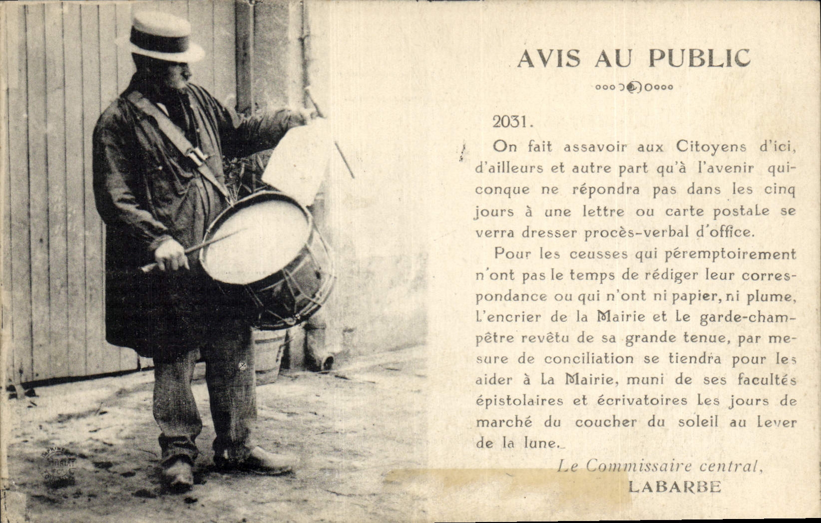 Musiker mit Trommel — Öffentliche Bekanntmachung — St-Gervais-d’Auvergne (P.de-D.)