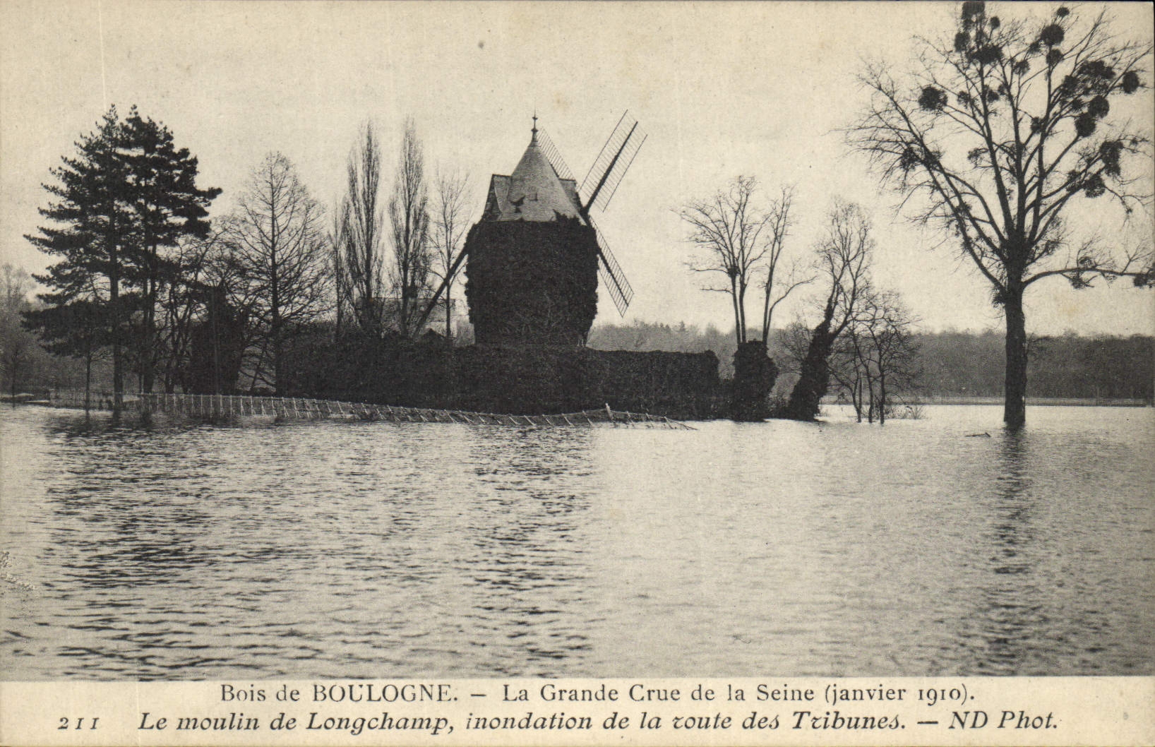 CPA Moulin a vent Paris Bois de Boulogne La grande crue de la Seine Janvier 1910 Le moulin de Longchamp 