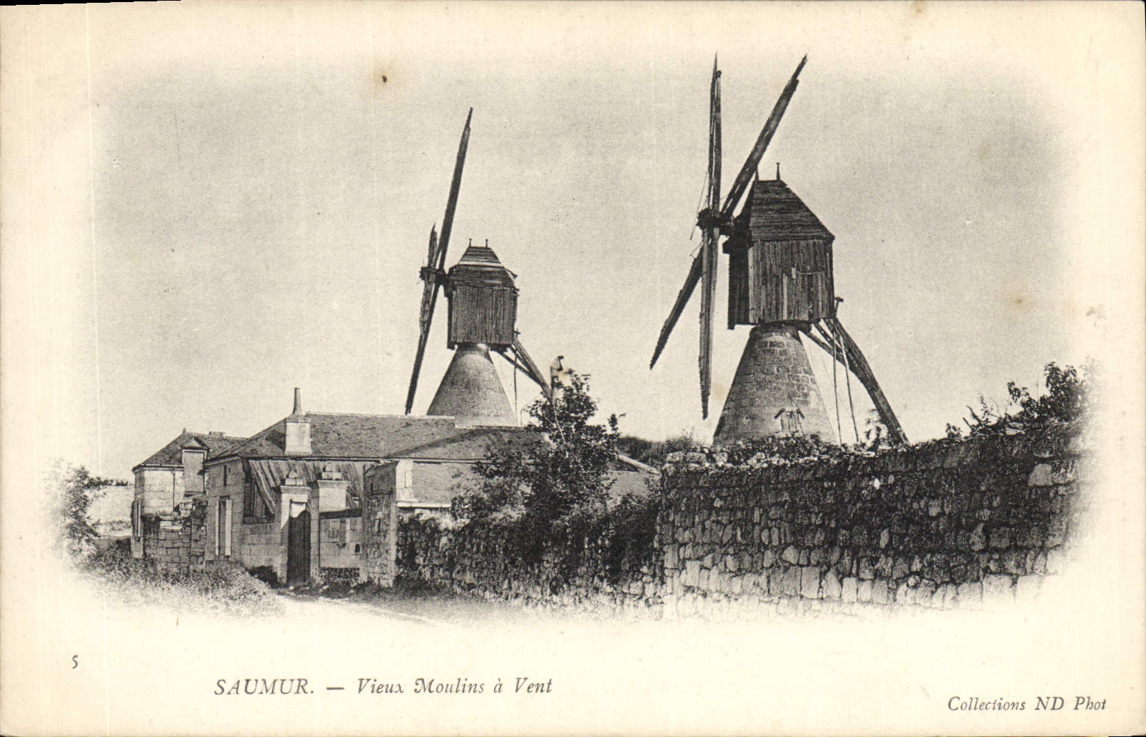 Saumur — Vieux Moulin à Vent — Collections ND Phot