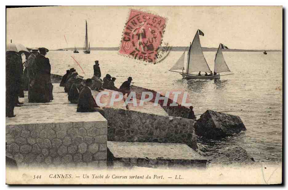 CANNES — Un Yacht de Courses sortant du Port — LL.