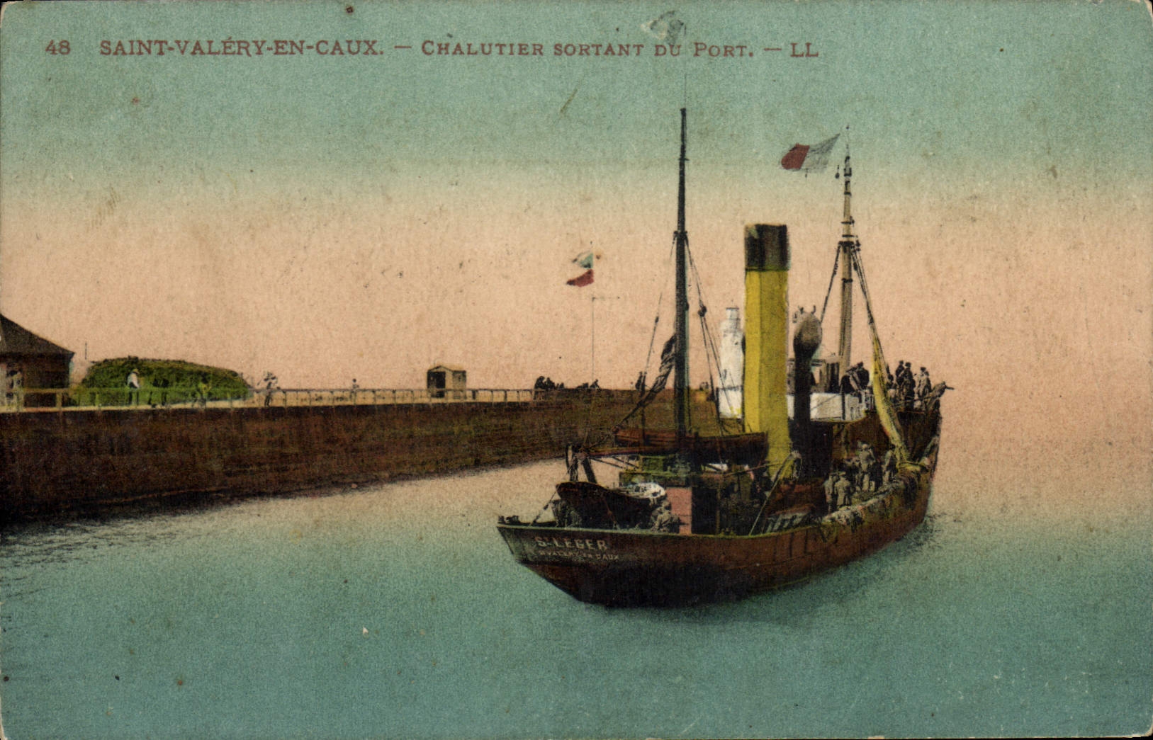 Saint-Valéry-en-Caux — Fischereiboot verlässt den Hafen — LL