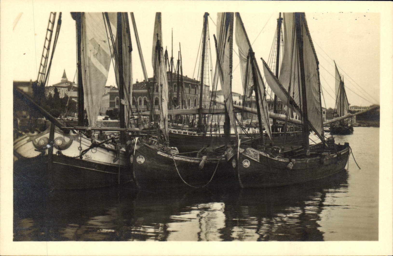 Bareches am Hafen von Parenzo — Fluss Dante — Cartolera G. Coana, n°22611