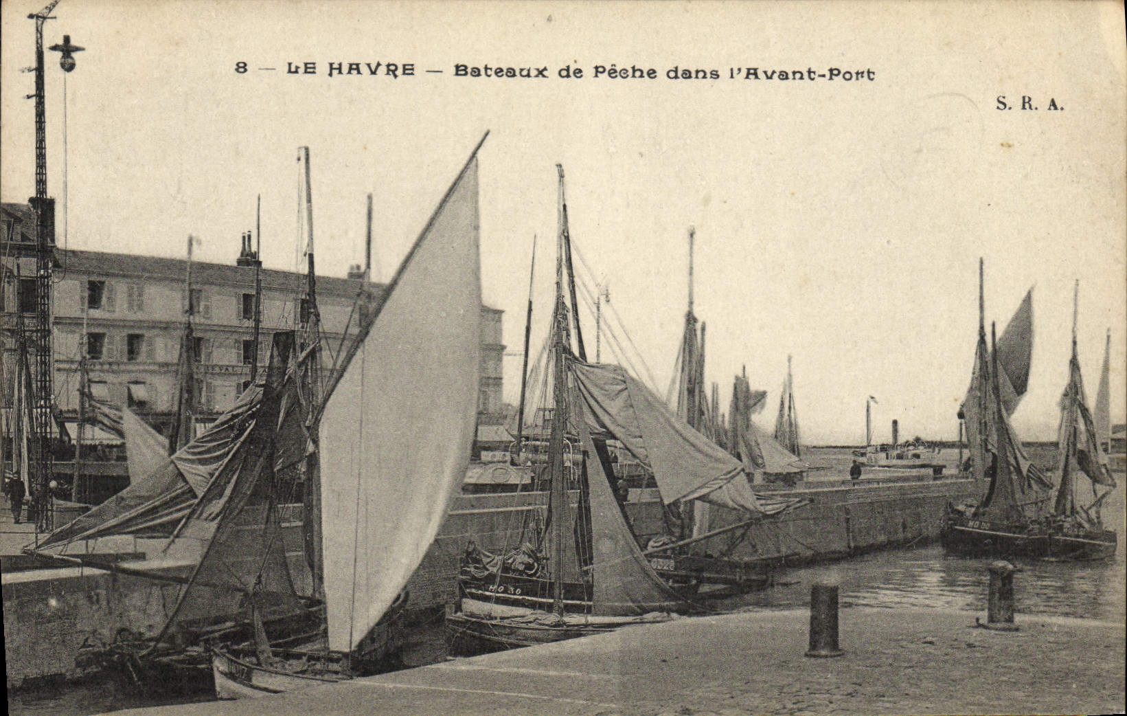 Le Havre — Bateaux de Pêche dans l'Avant-Port — S.R.A.