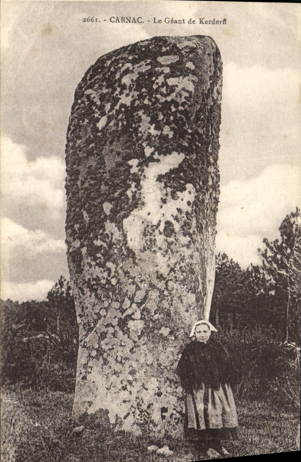 CPA Dolmen Menhir Carnac Le geant de Kerderff Enfant Folklore