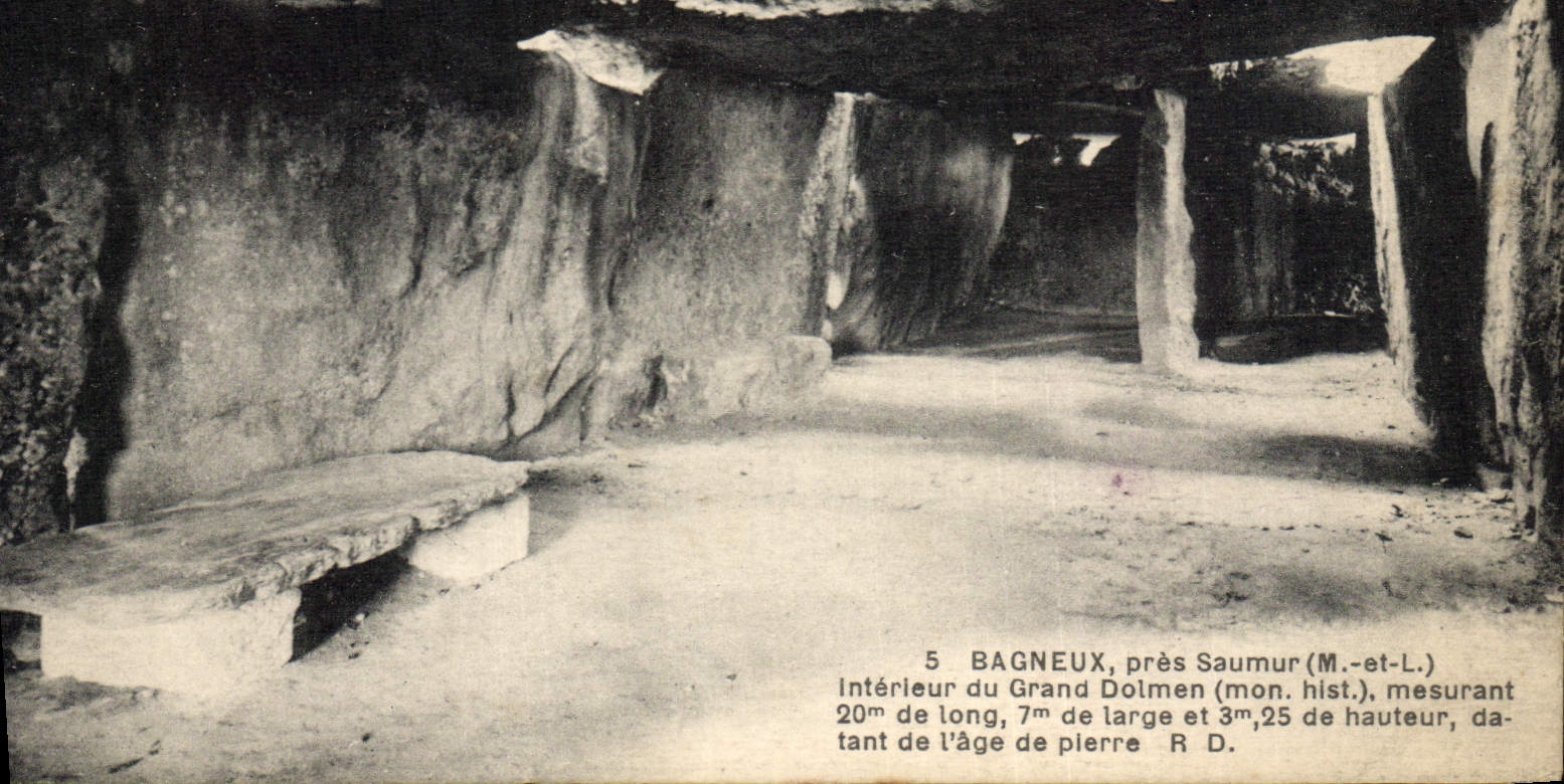CPA Dolmen Menhir Bagneux pres Saumur Interieur du grand dolmen 