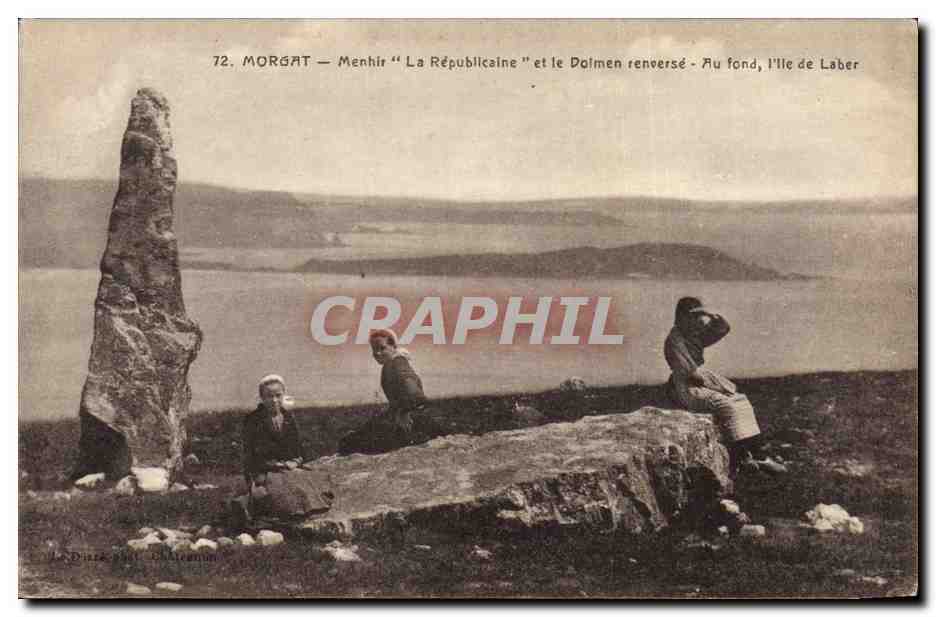 CPA Dolmen Menhir Morgat Menhir La Republicaine et le dolmen renverse Au fond L'ile de Laber Enfants Folklore