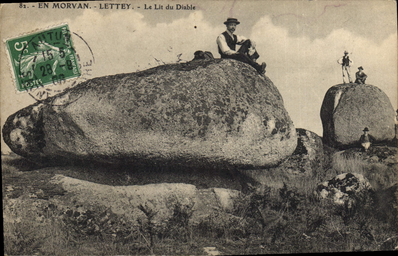 CPA Dolmen Menhir Morvan Lettey Le lit du diable 