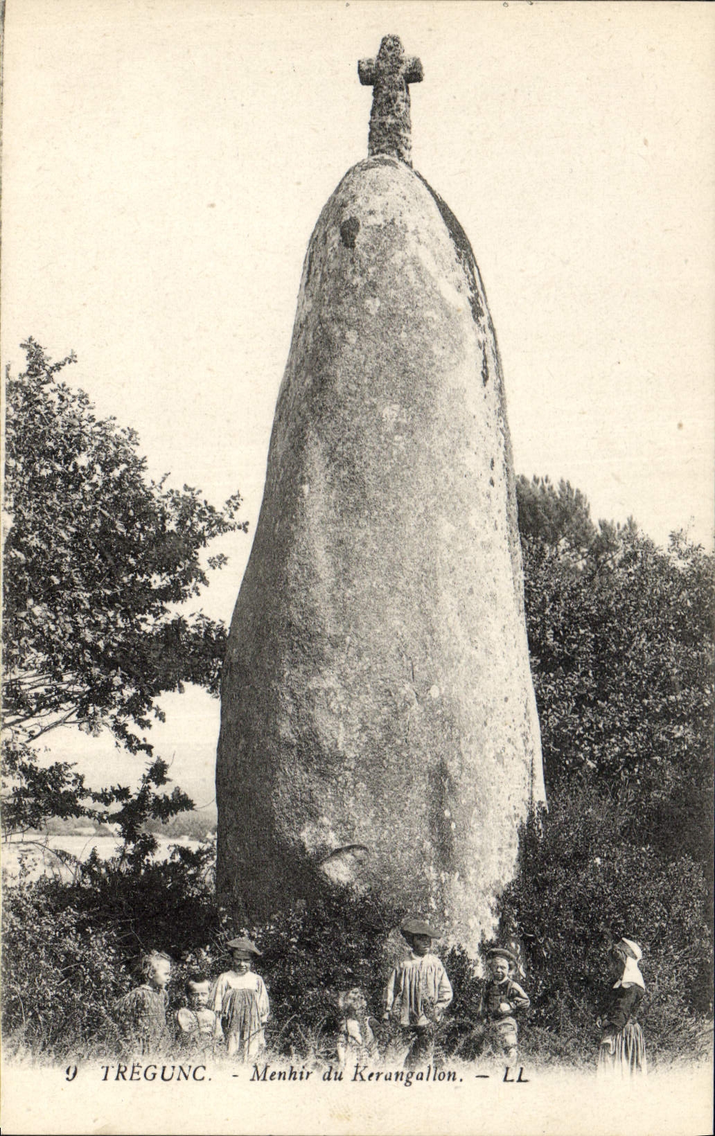 CPA Dolmen Menhir Tregunc Menhir du Kerangallon Enfants 