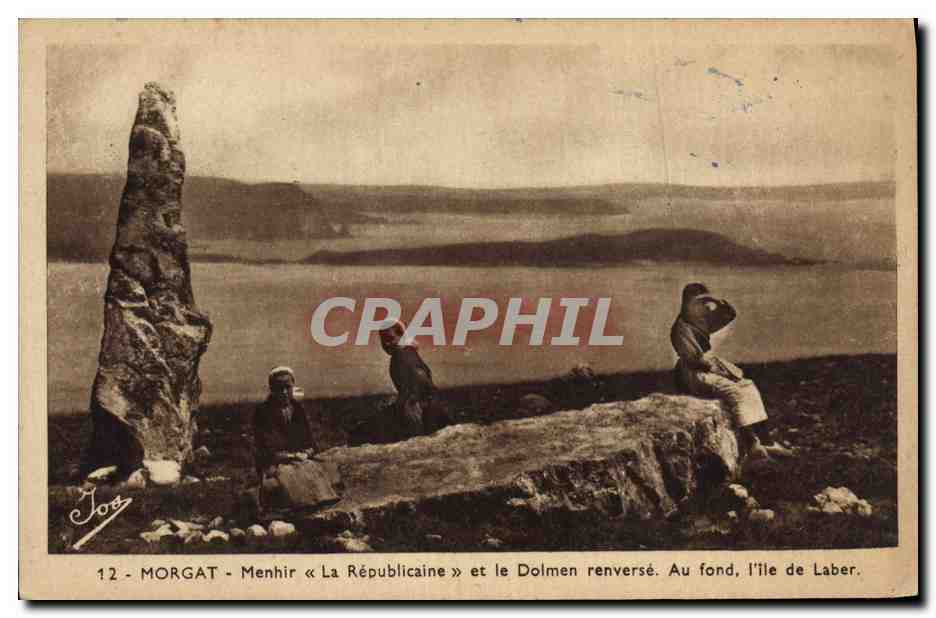 CPA Dolmen Menhir Morgat Menhir La Republicaine et le dolmen renverse Au fond l'Ile de Laber