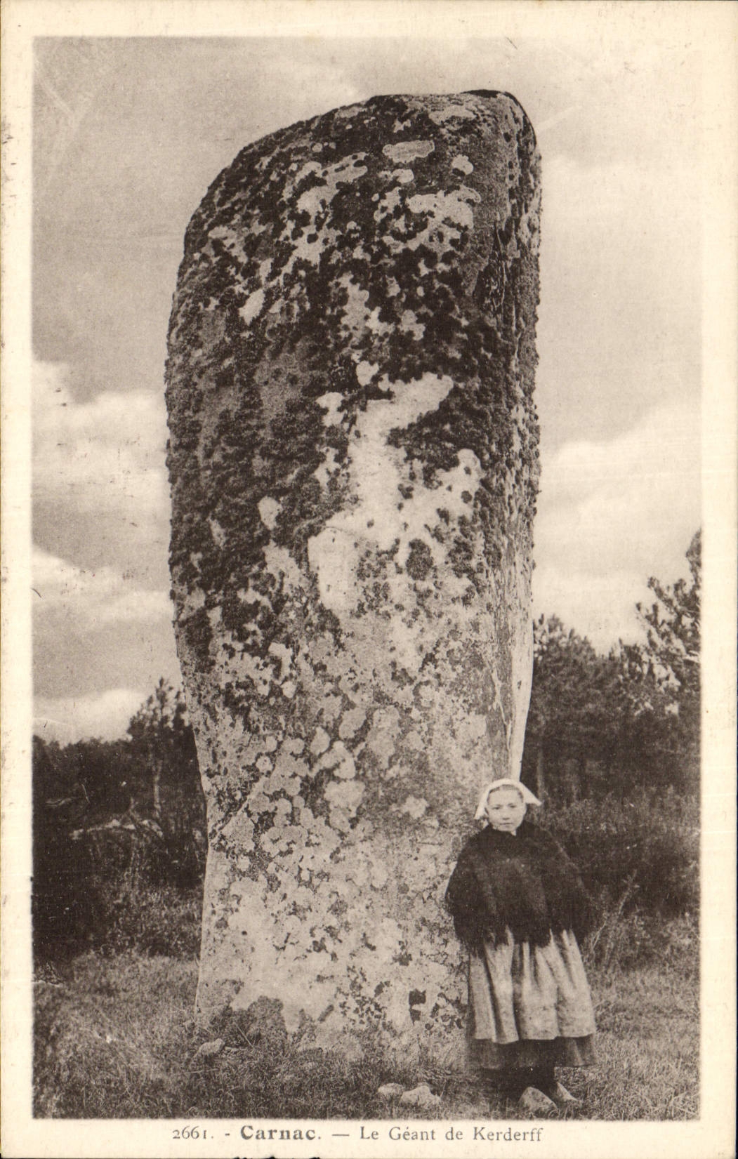 CPA Dolmen Menhir Carnac Le geant de Kerderff Enfant Folklore