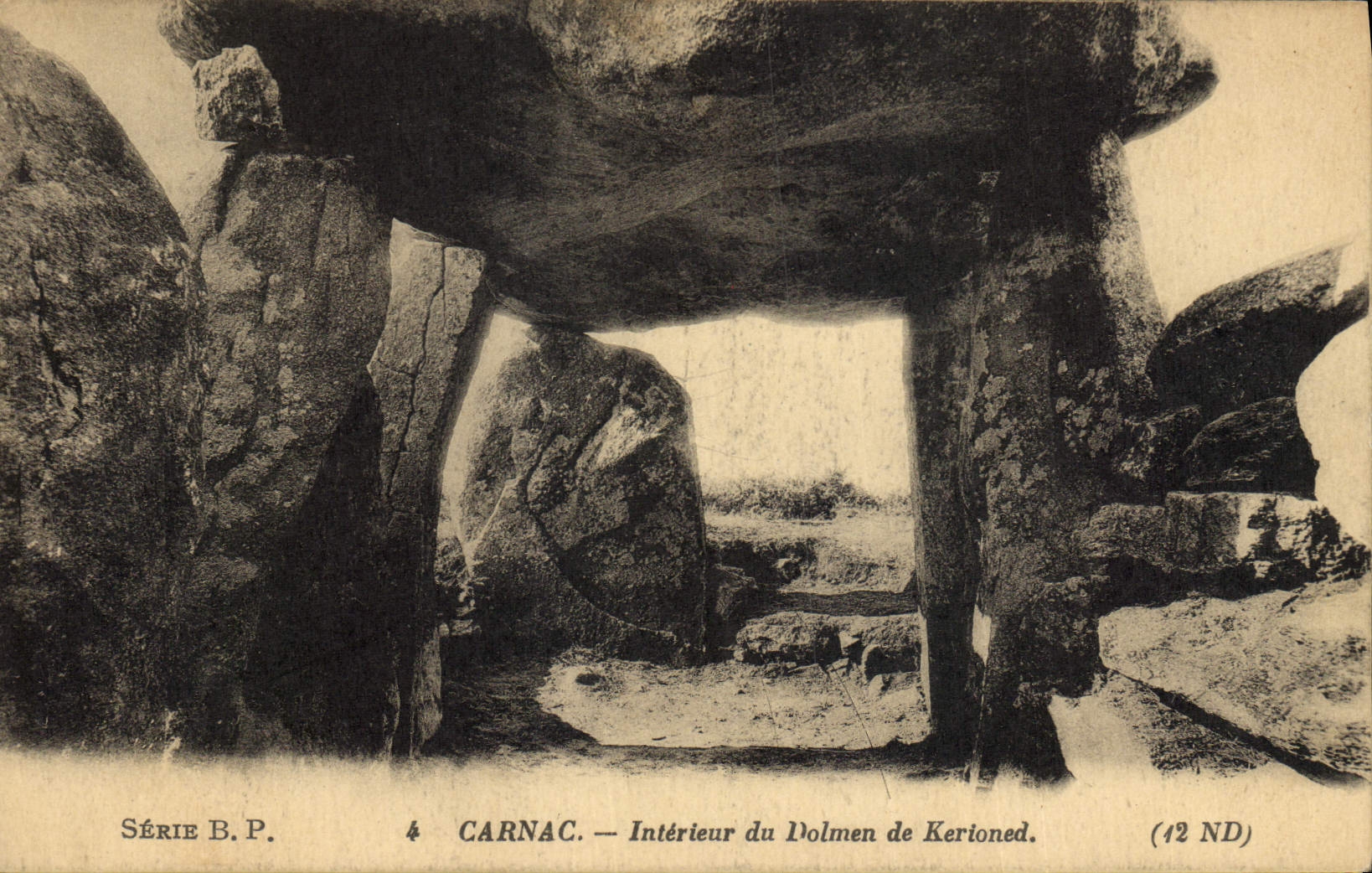CPA Dolmen Menhir Carnac Interieur du dolmen de Kerloned